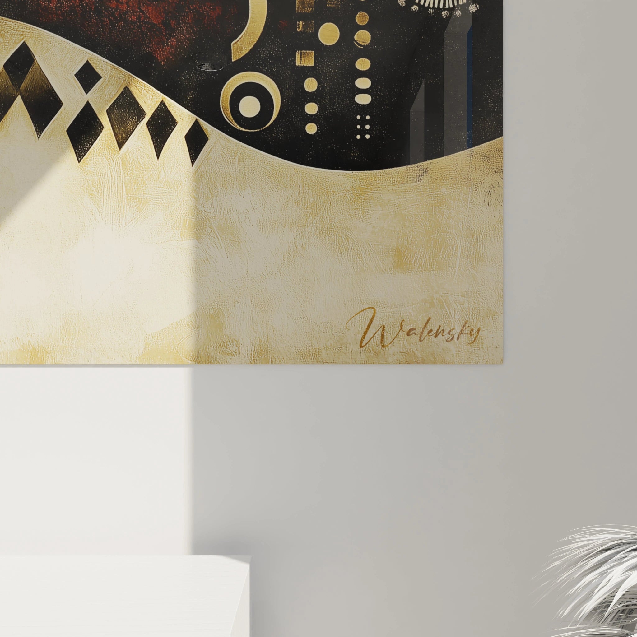 Détail du tableau africain mural Walensky avec motifs géométriques noirs et or sur fond beige