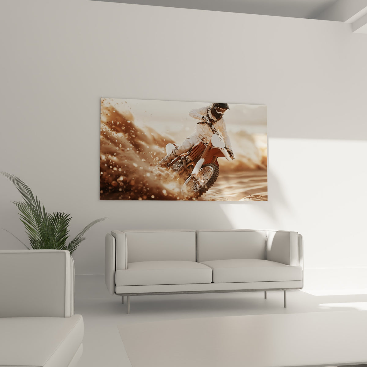 Course moto cross blanche et orangée dans la poussière, tableau au-dessus d'un canapé dans un salon lumineux