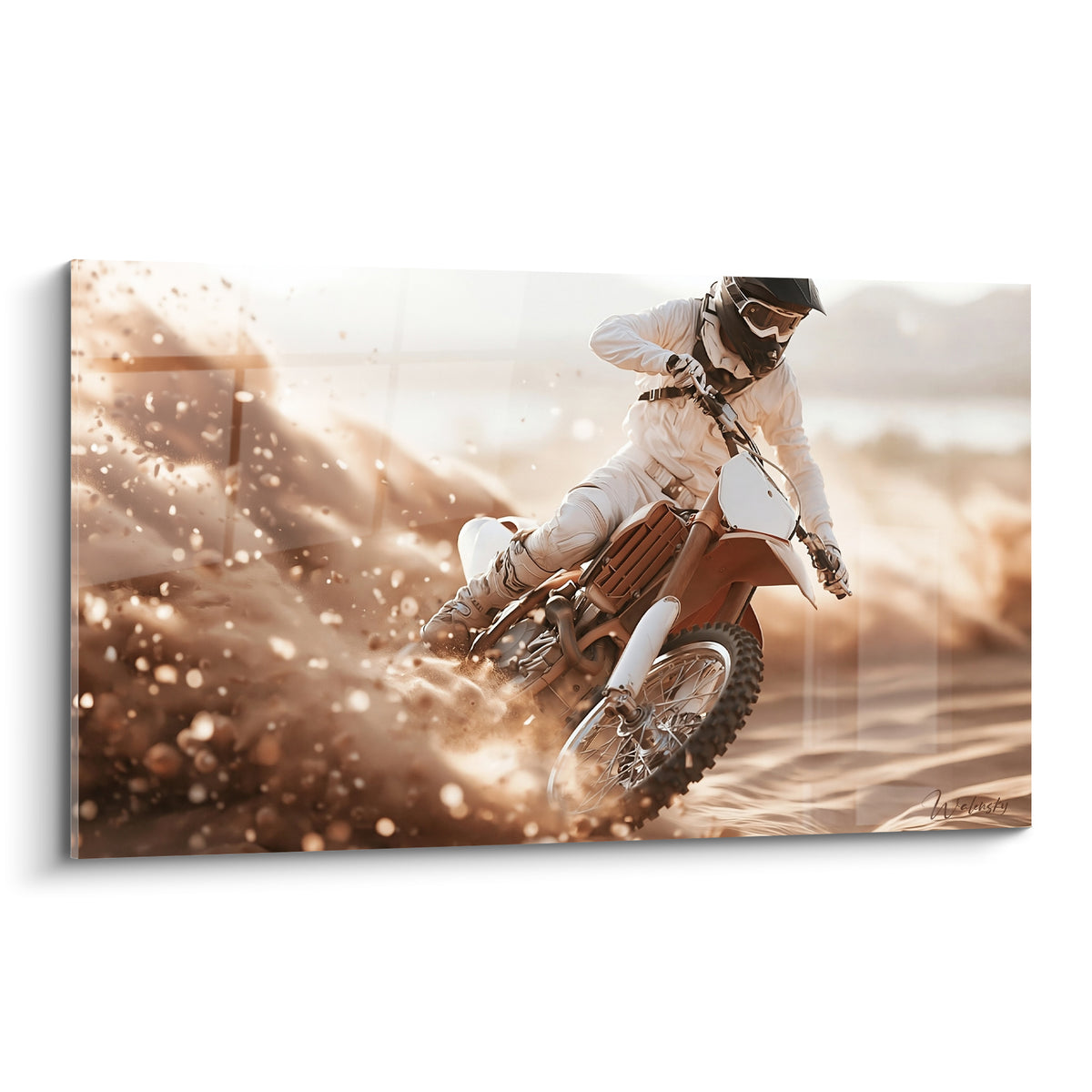 Motard en combinaison blanche dérape sur sable terracotta, gerbe de particules dorées en suspension
