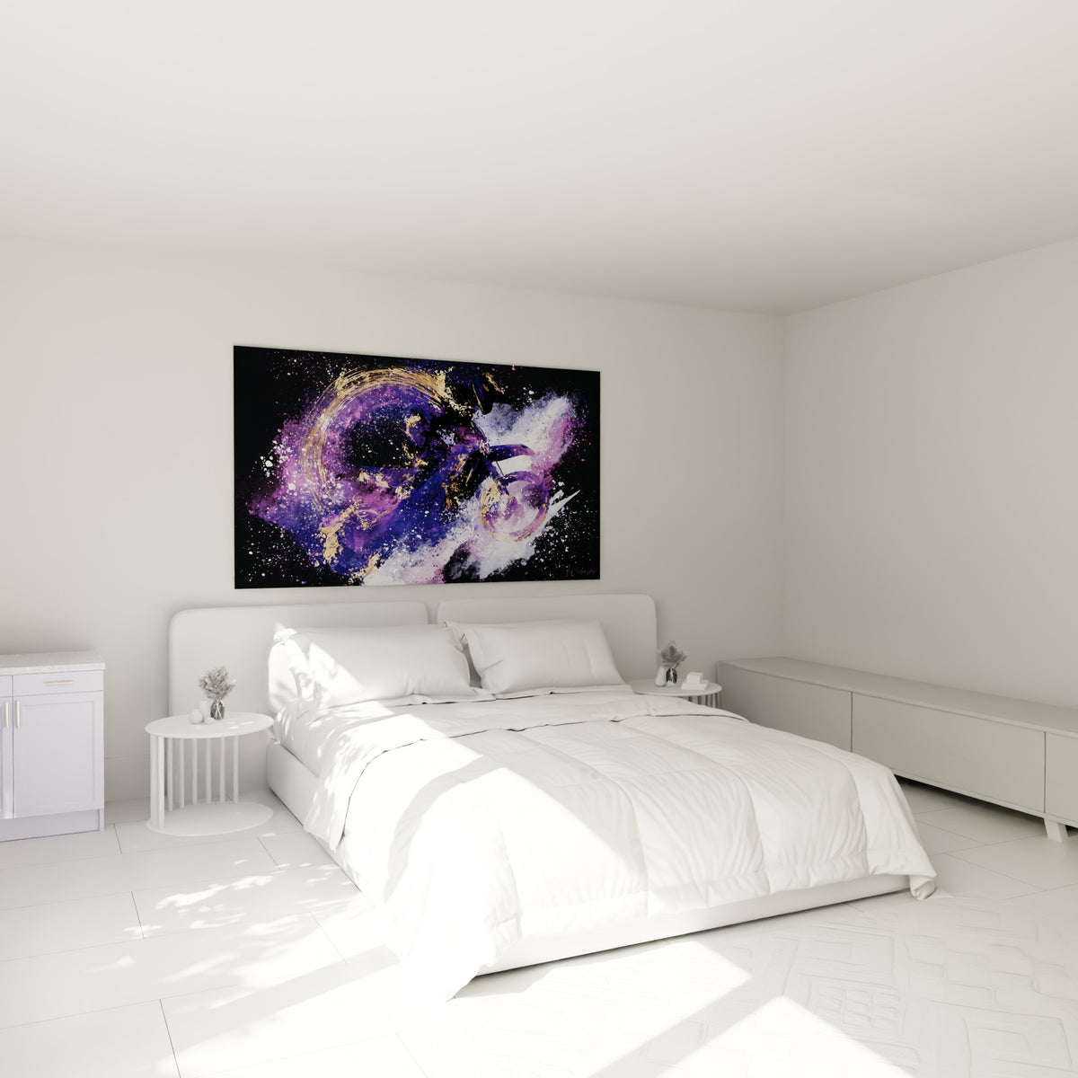 Pilote suspendu dans une explosion violette et dorée, tableau accroché au-dessus d'un lit dans une chambre claire