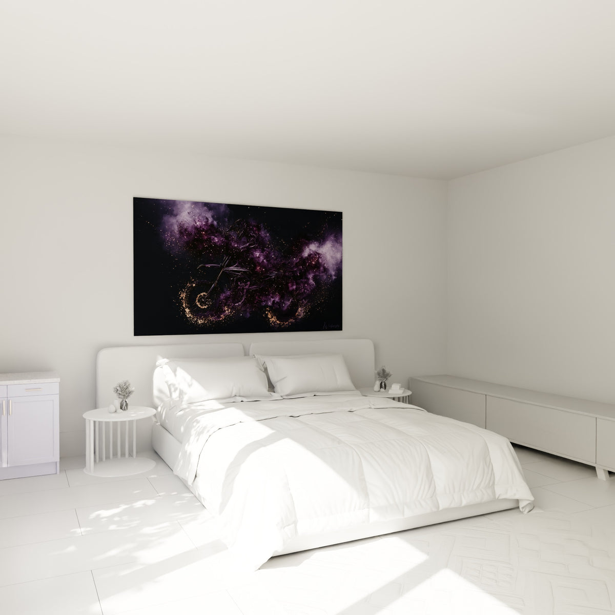 Pilote fauve enveloppé de brume violette et d'éclats dorés, accroché au-dessus d'un lit dans une chambre claire