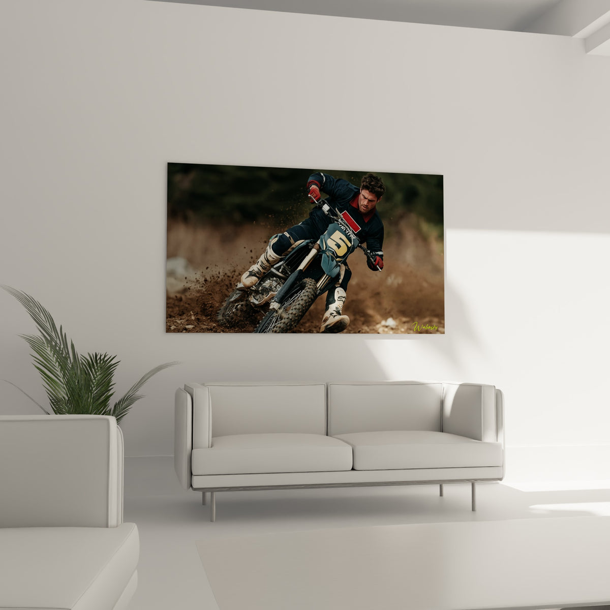 Motocycliste penché en pleine action, terre anthracite et gerbe de boue, au-dessus d'un canapé dans un salon lumineux