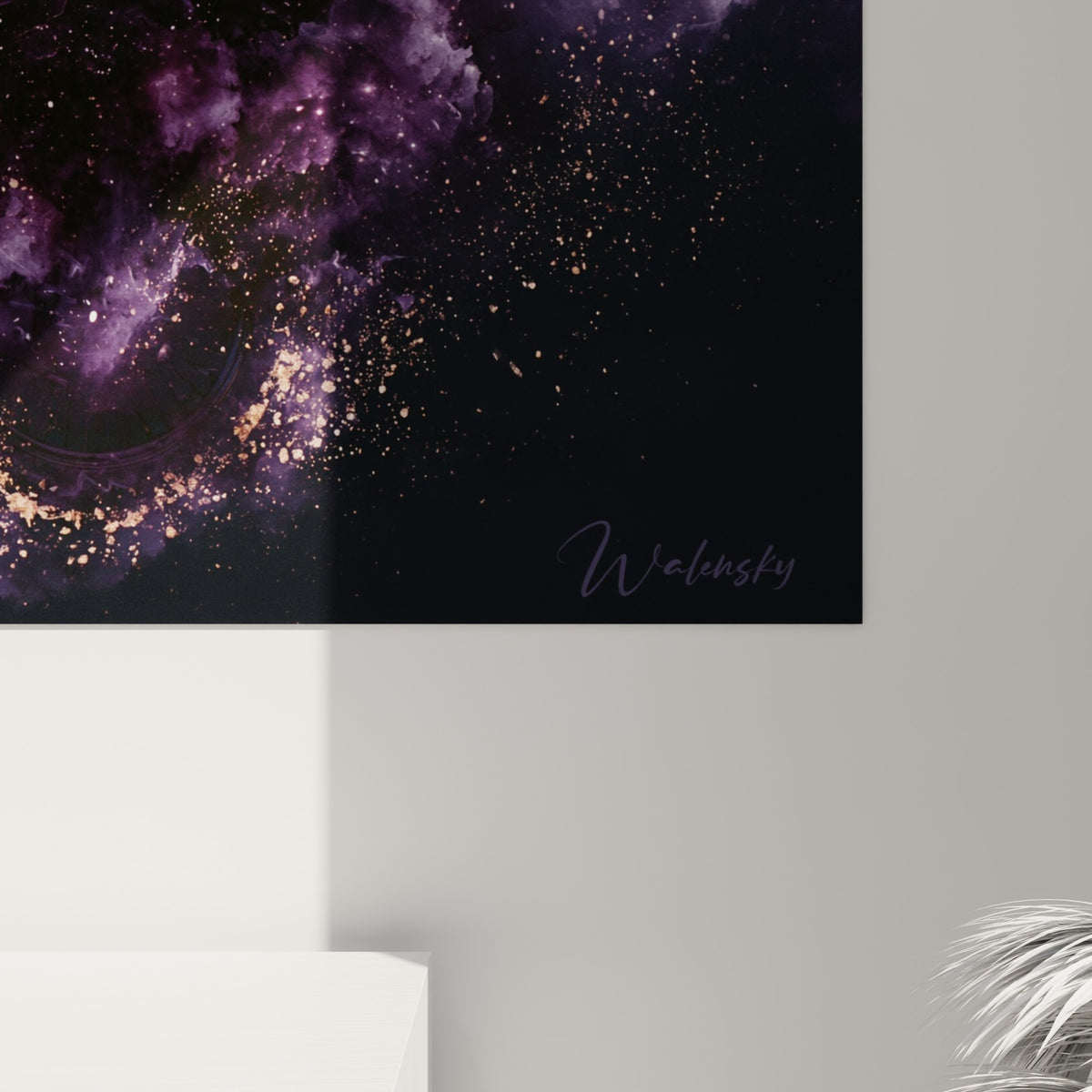 Grain pictural du nuage violet et doré, coulures d'étincelles se mêlant à la silhouette anthracite du motard