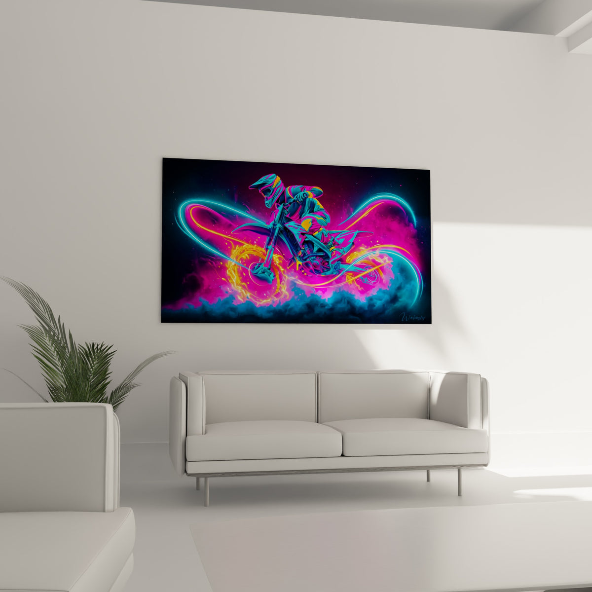 Silhouette de pilote moto cross entourée de traînées bleues et roses, tableau au-dessus d'un canapé dans un salon lumineux