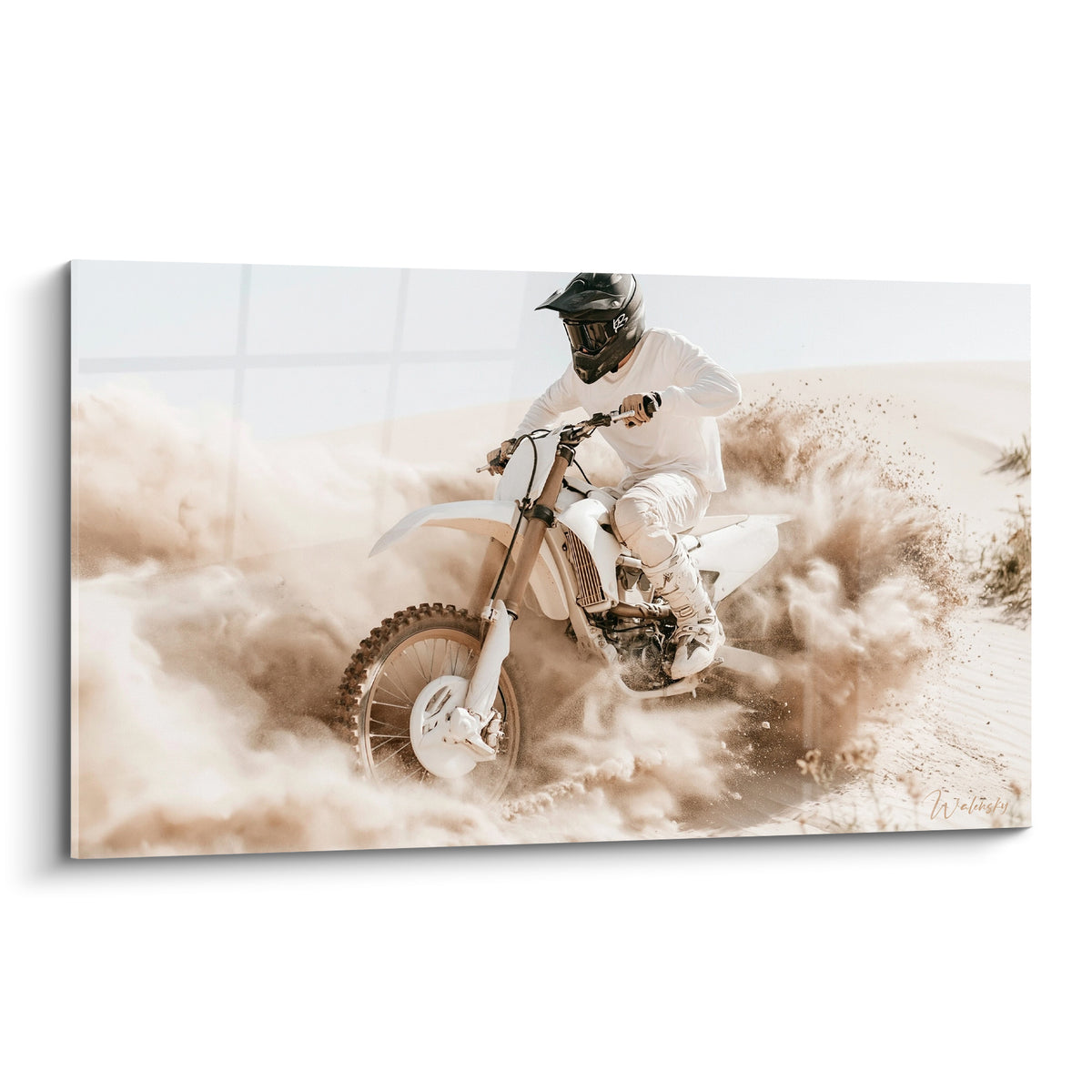 Pilote en blanc jaillissant d'un nuage de sable ocre sur une moto cross tout terrain