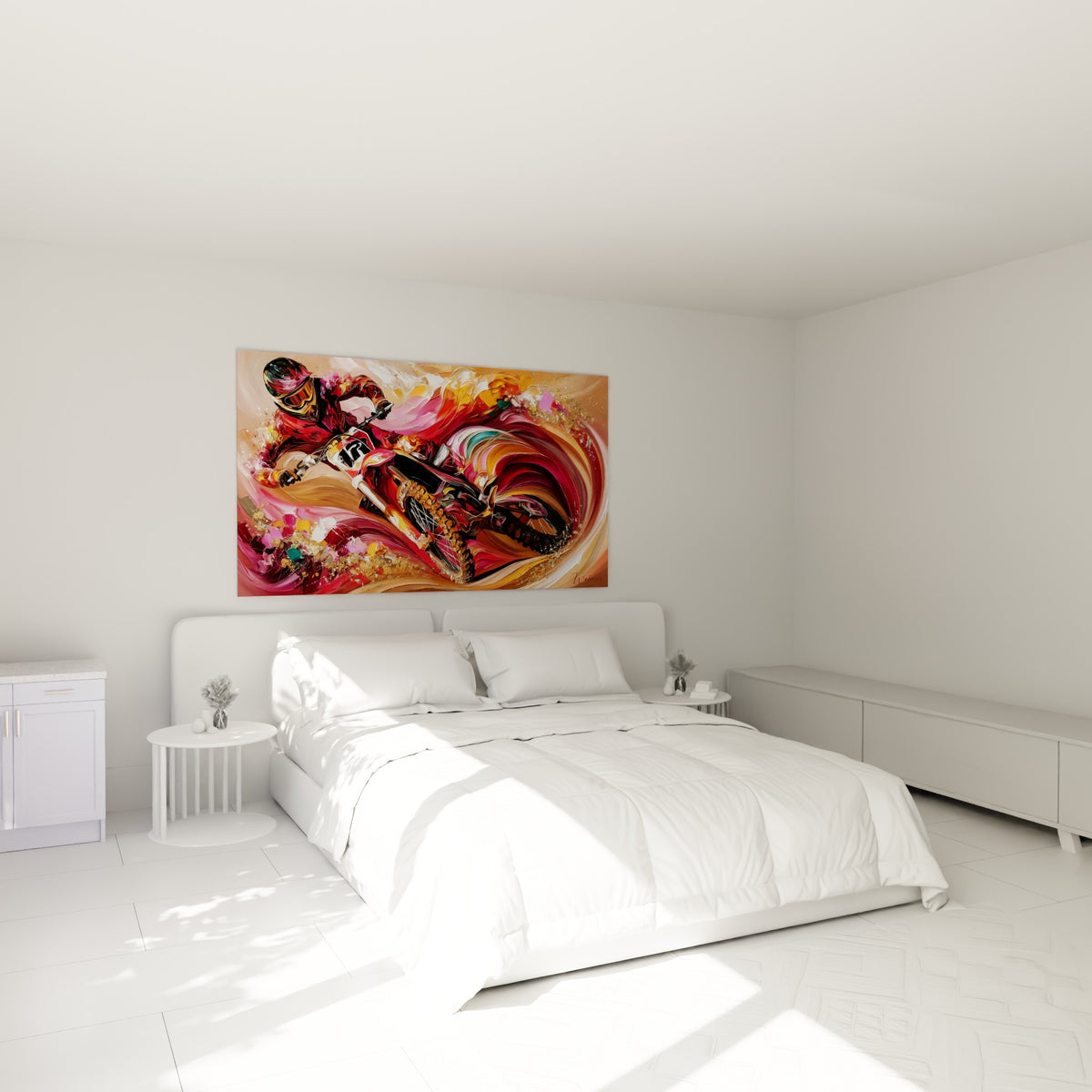 Motard casqué en pleine glissade dans un tourbillon rouge et or, accroché au-dessus d'un lit dans une chambre claire