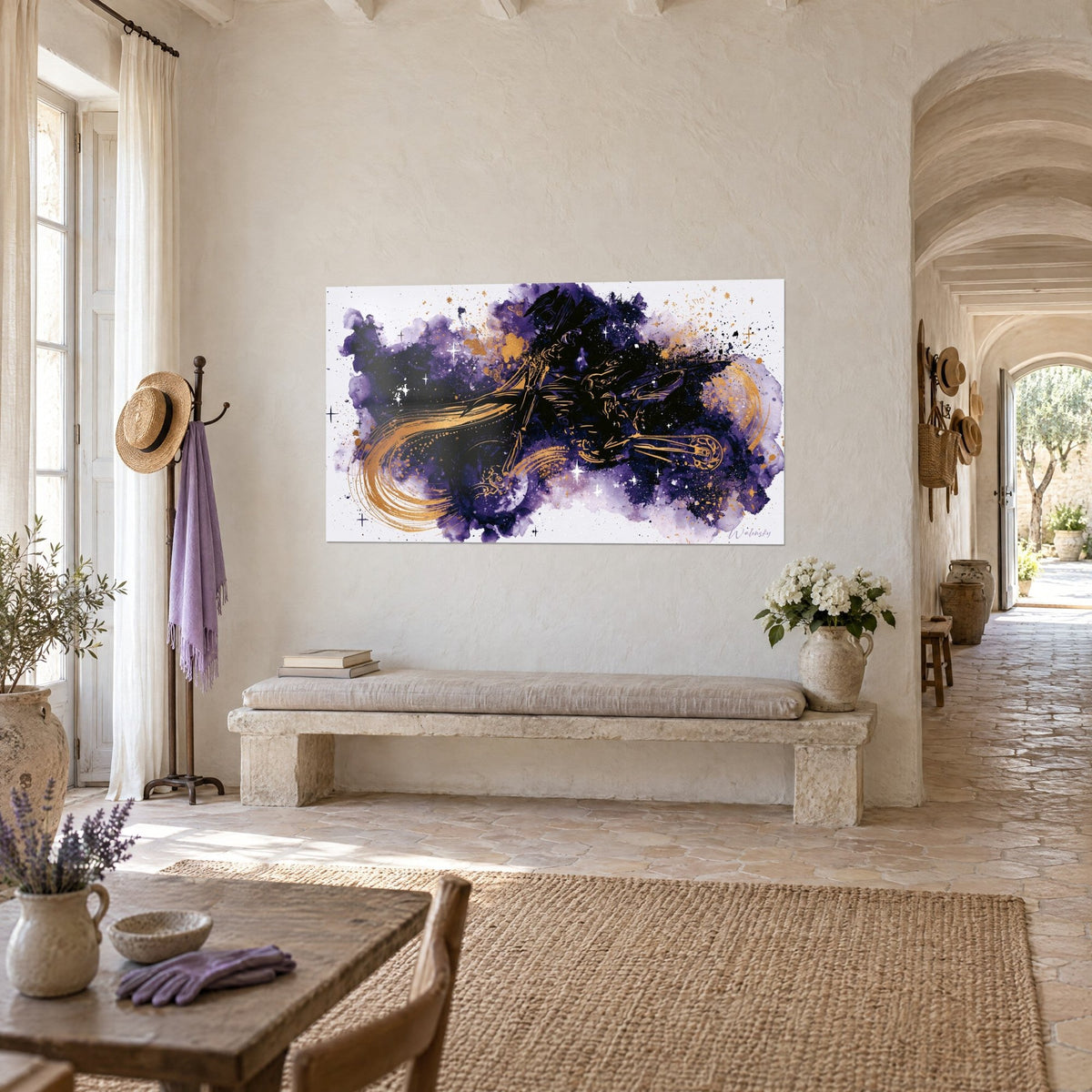 Tableau moto cross lancée dans les airs, éclaboussures d'aquarelle violette et fines étoiles blanches, sur mur crème d'un couloir voûté