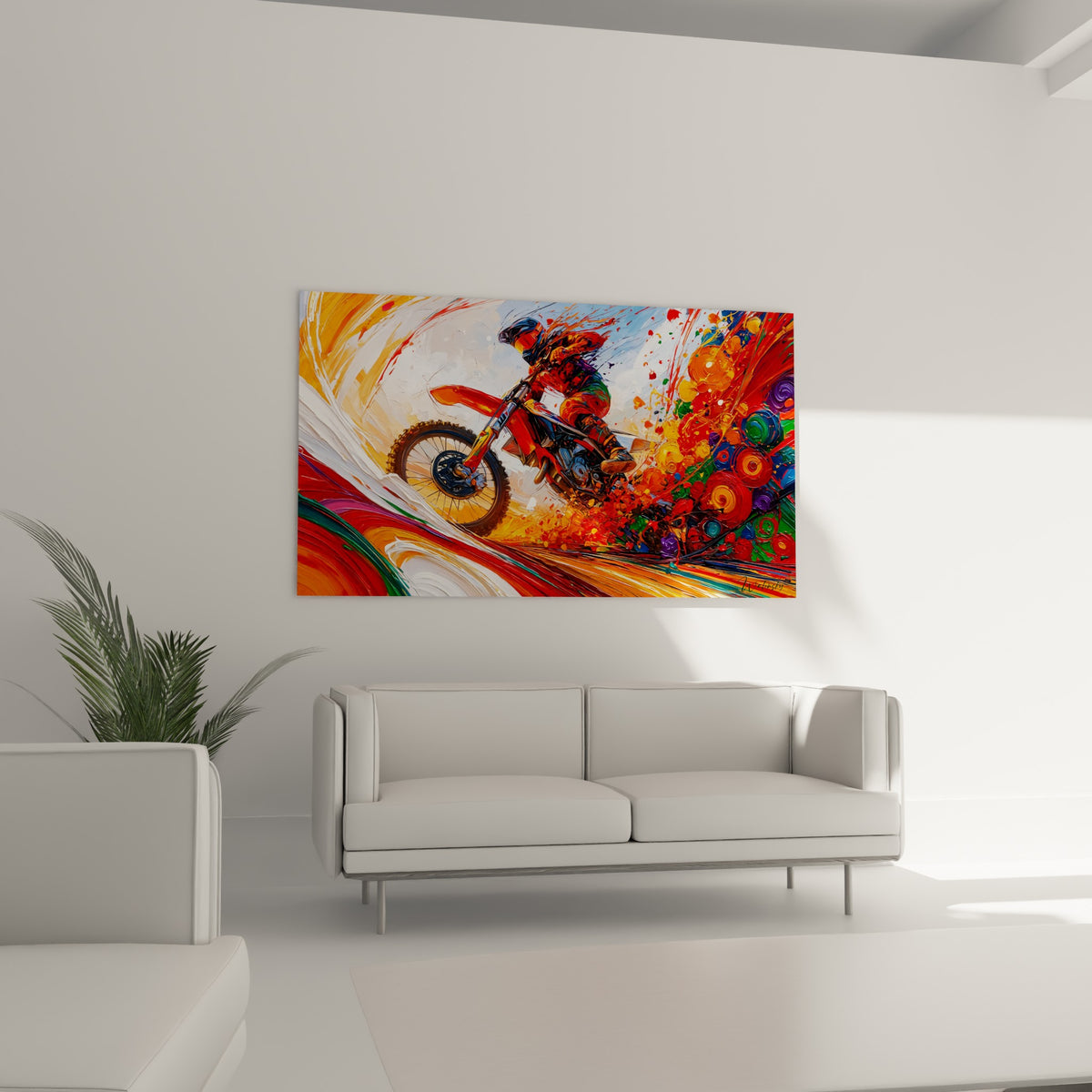 Explosion colorée orange, violet et vert entourant un motard rouge, au-dessus d'un canapé dans un salon lumineux