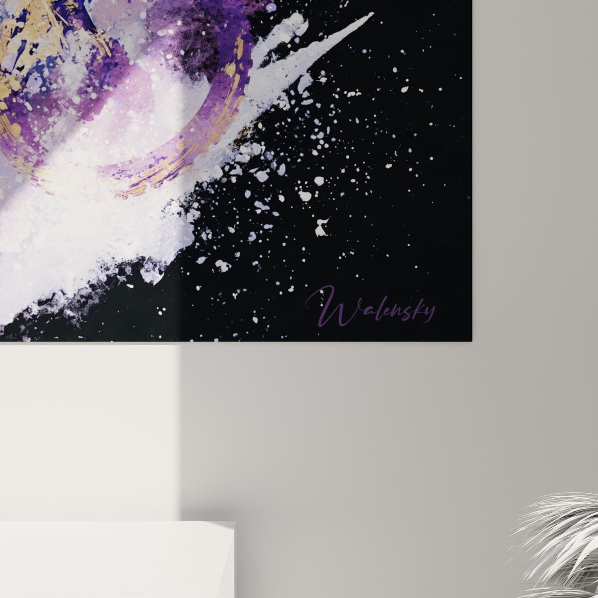 Traînées dorées et coulures violettes se mêlant en gros grain sur la toile accrochée, matière granuleuse visible