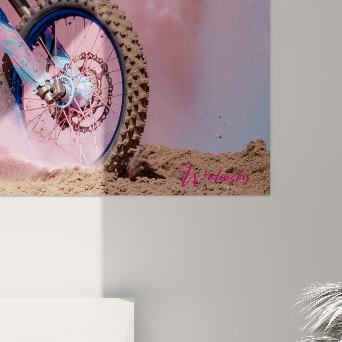 Détail d'une toile moto cross montrant les tourbillons de poussière rose, bleue et dorée en gros plan