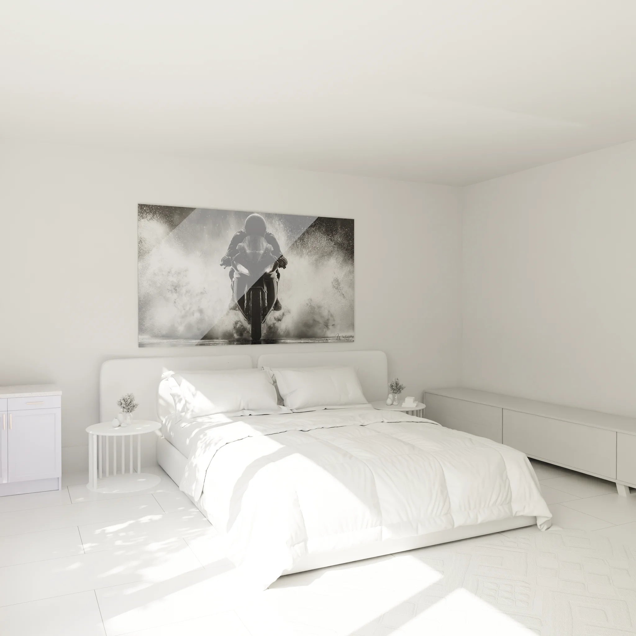 Ambiance chambre avec tableau XXL moto sport noir et blanc au-dessus du lit