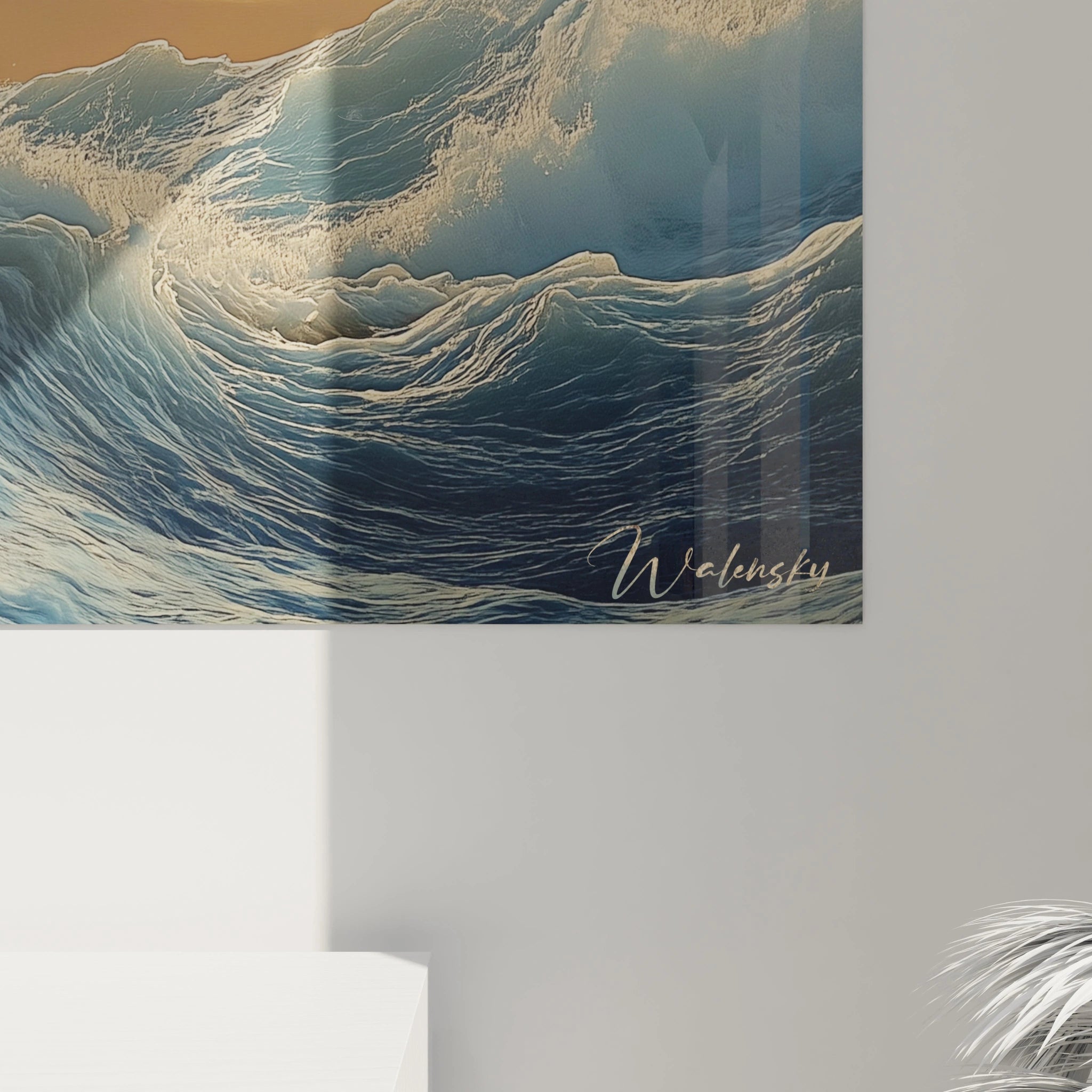 Un tableau mouette réaliste montrant un oiseau marin en plein vol au-dessus de vagues déferlantes. Les détails minutieux des plumes blanches contrastent avec les textures mouvantes de l'eau bleue, tandis que la lumière dorée du ciel crée une atmosphère dramatique.