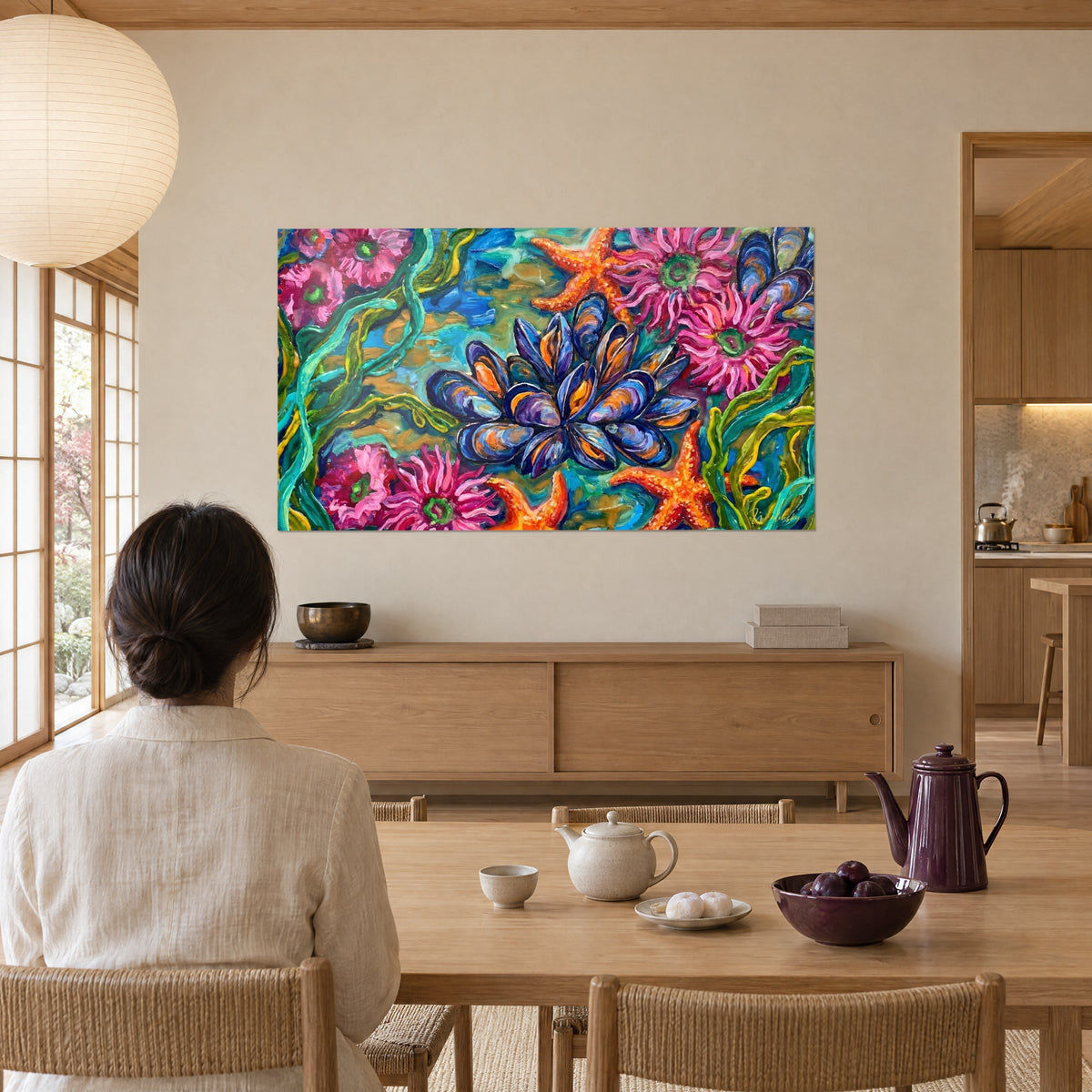 Quadro giardino sottomarino dipinto a spessore, cozze blu violetto, anemoni magenta, stelle arancioni, di fronte a un tavolo e a una teiera nera