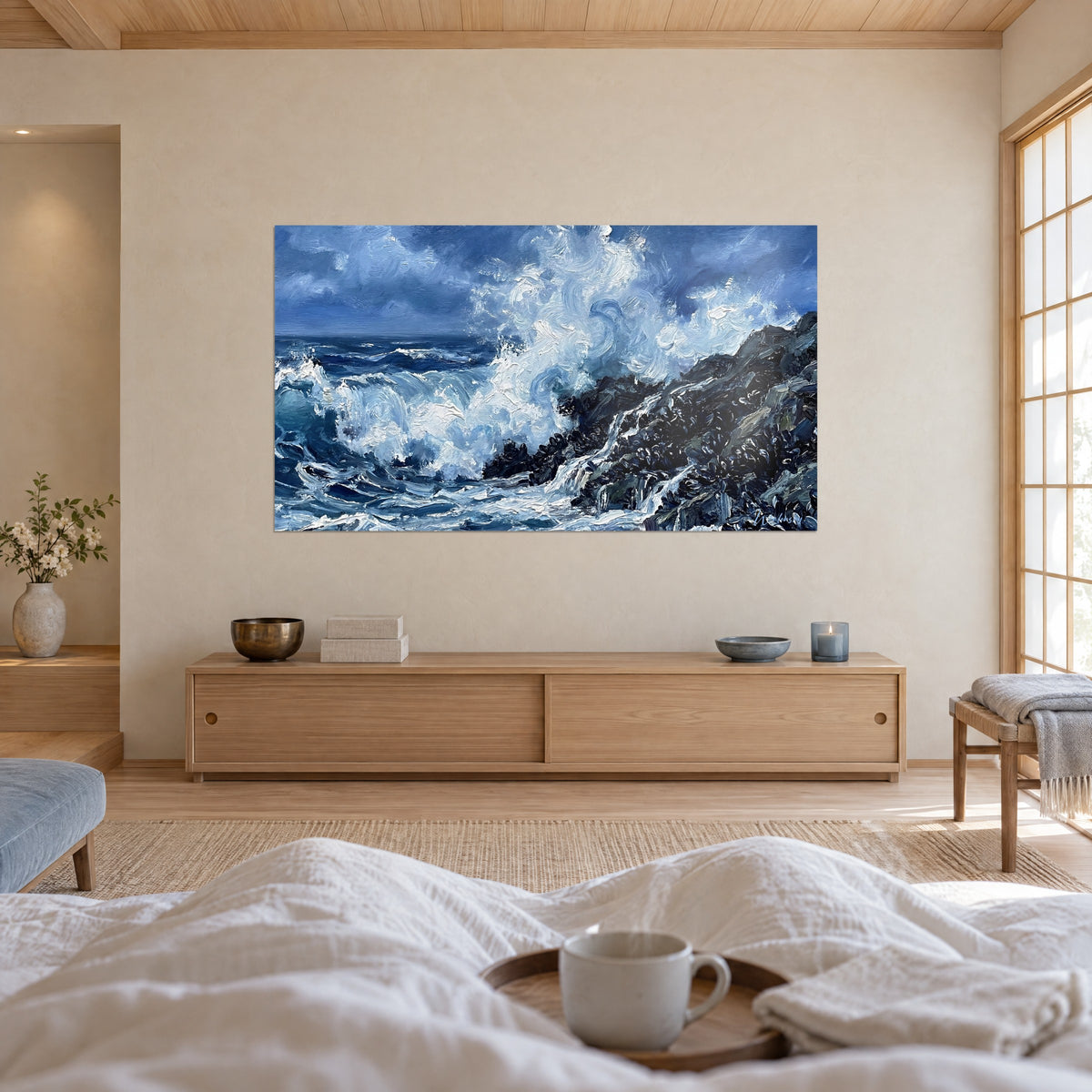 Tableau houle écumeuse sur falaise de moules, bleu ardoise et blanc crémeux, vu d'une chambre claire, au-dessus d'un lit dans une chambre claire