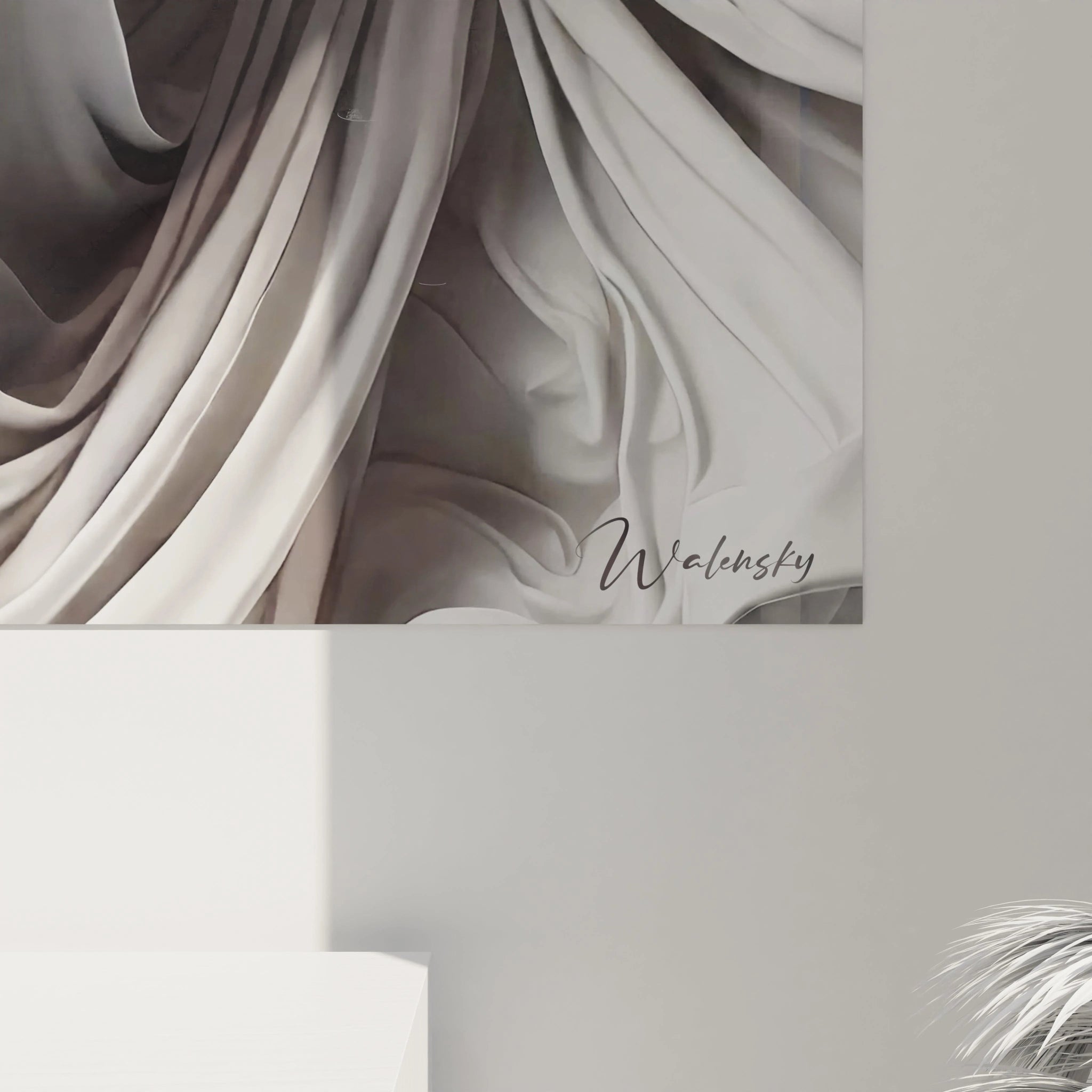 Vue de près du tableau drapé. Les détails minutieux des plis et la texture réaliste du tissu offrent une expérience visuelle riche, illustrant l’esthétique minimaliste et complexe du tableau.