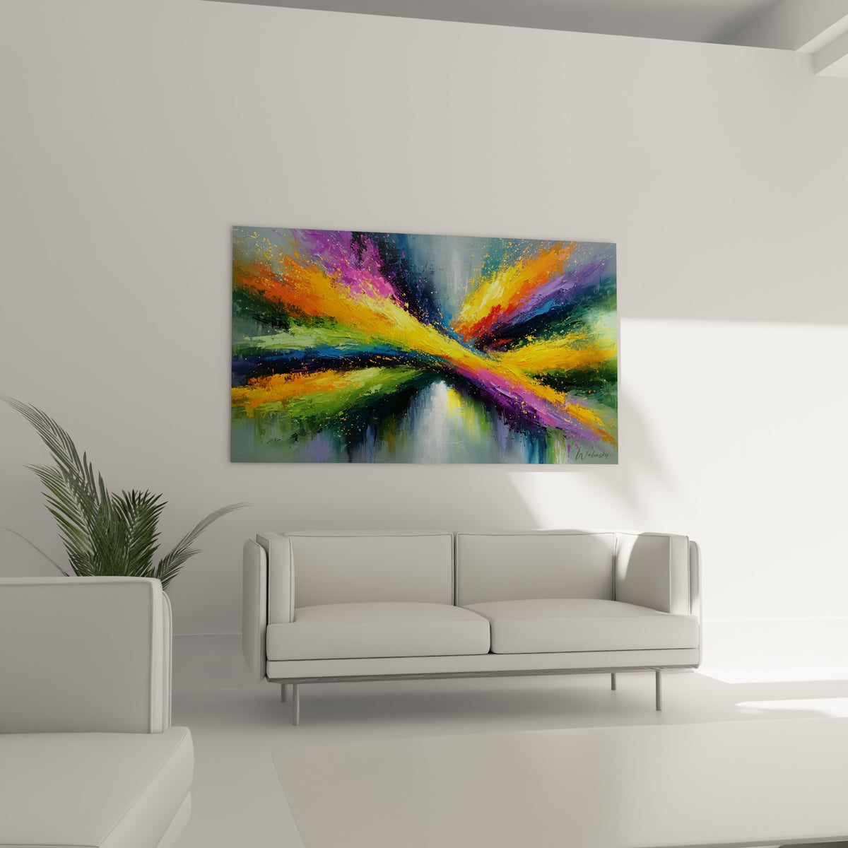 Bandes lumineuses dorées et vertes du tableau multicolore abstrait au-dessus d'un canapé dans un salon lumineux