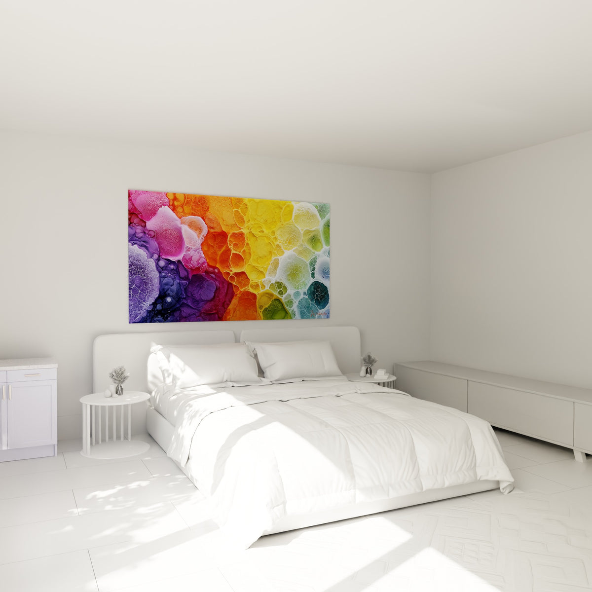 Cellules colorées violettes et orangées de Multicolore abstrait au-dessus d'un lit dans une chambre claire