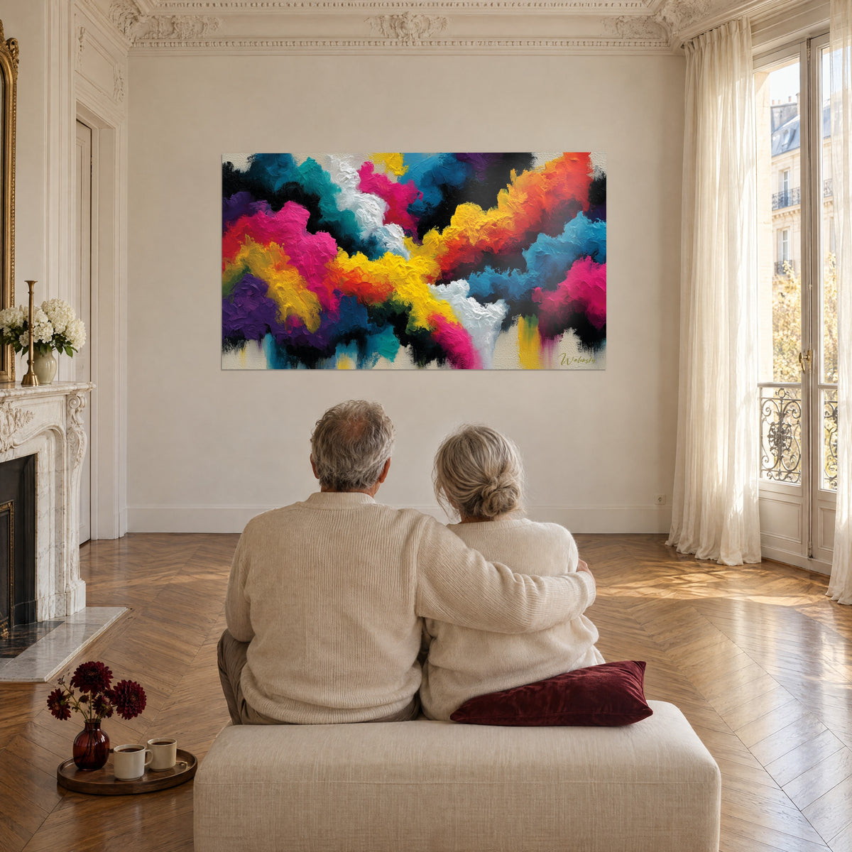 Schilderij abstracte fresco in parelmoerwit, oranjerood en cyaanblauw, tegenover een zittend stel in een Haussmann-woonkamer