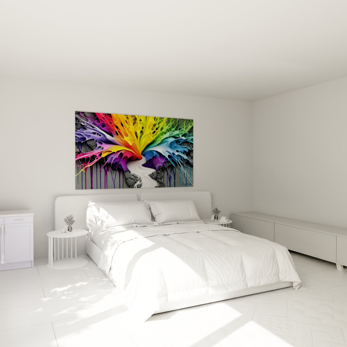 Éclaboussure multicolore jaune et violette accrochée au-dessus d'un lit dans une chambre claire