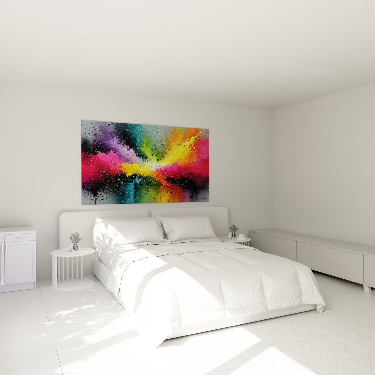 Éclats roses et jaunes de ce tableau multicolore abstrait au-dessus d'un lit dans une chambre claire