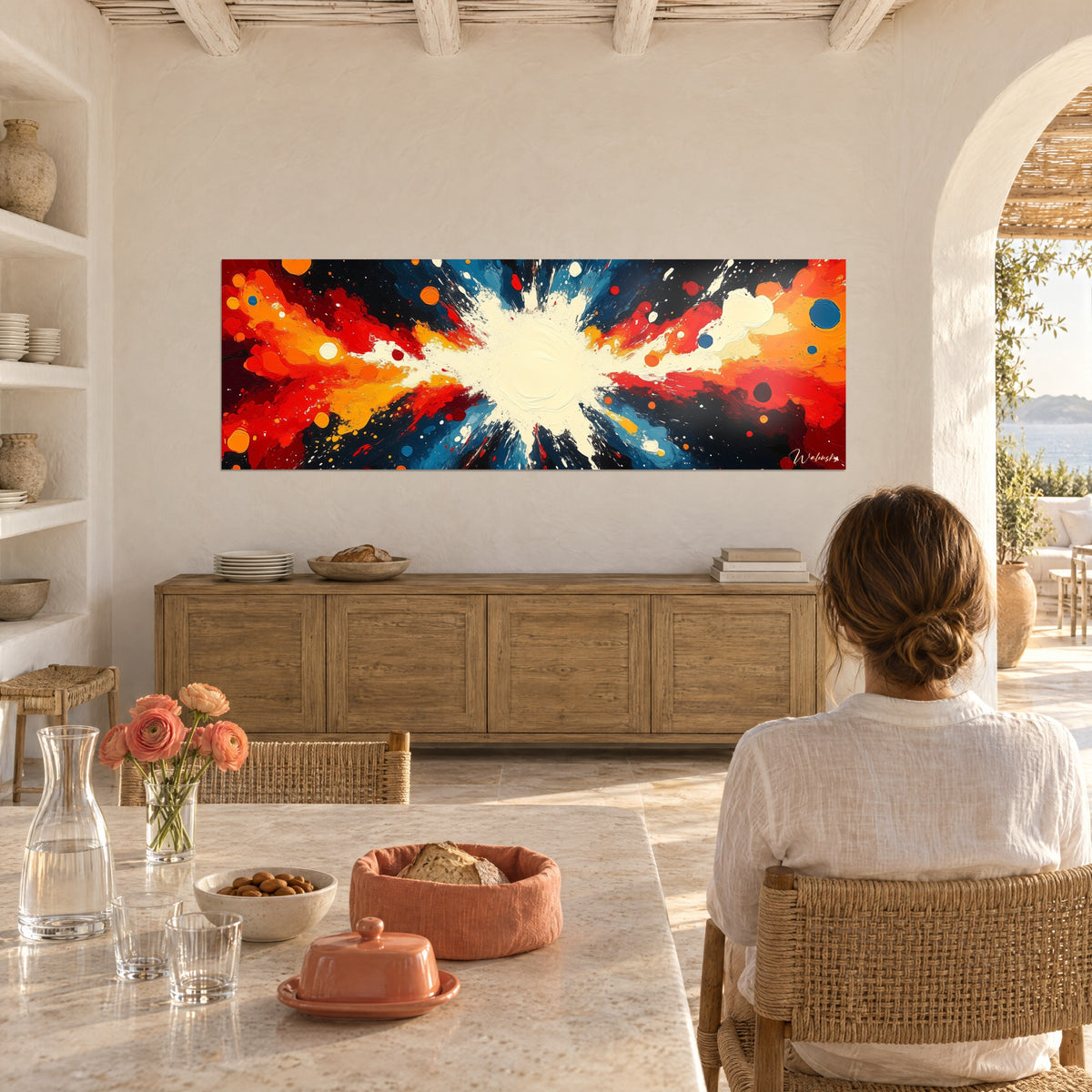 Cuadro nebulosa abstracta con chorros bermellón y ámbar alrededor de un núcleo marfil, sobre un aparador de madera clara