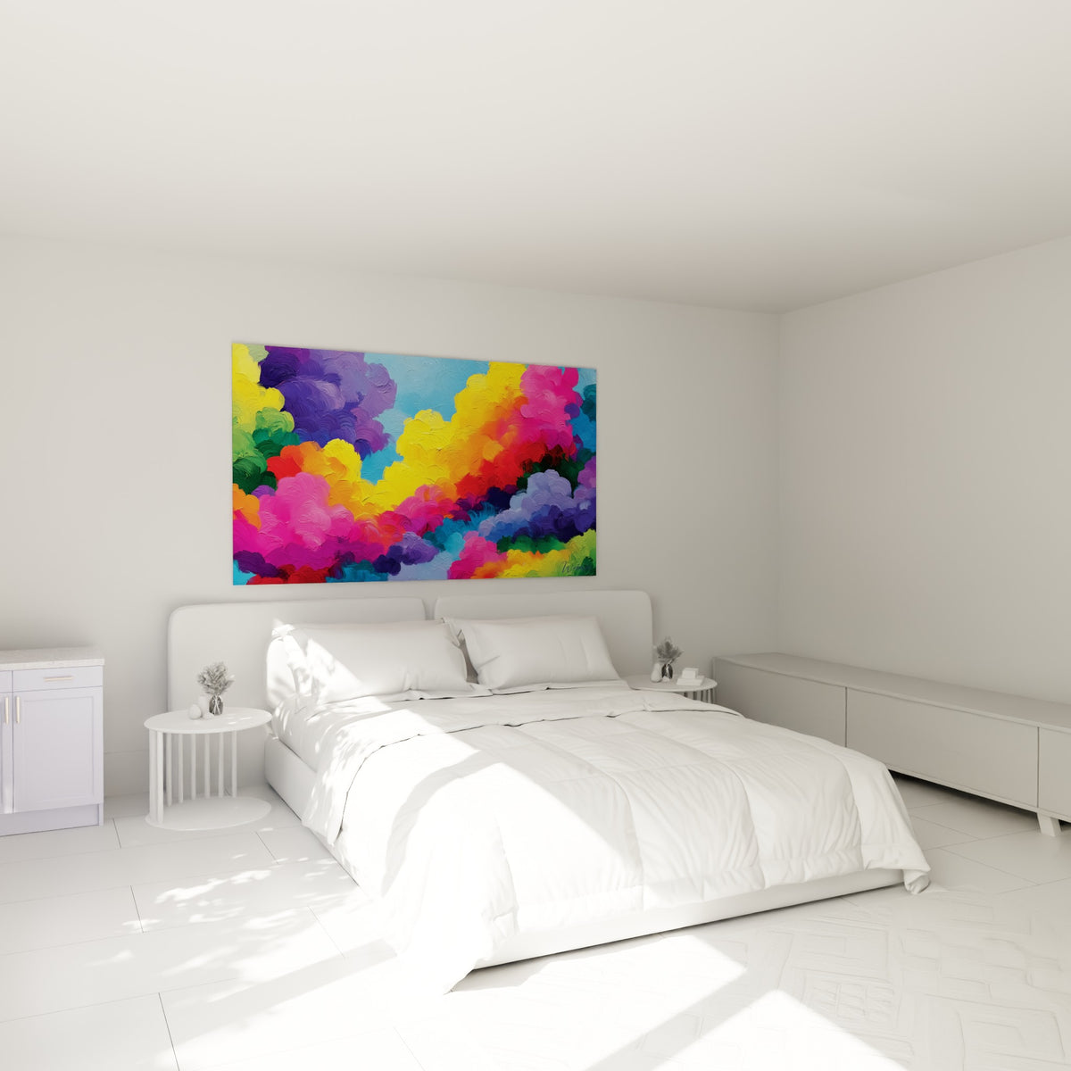Explosion de nuages jaunes, roses et violets au-dessus d'un lit dans une chambre claire
