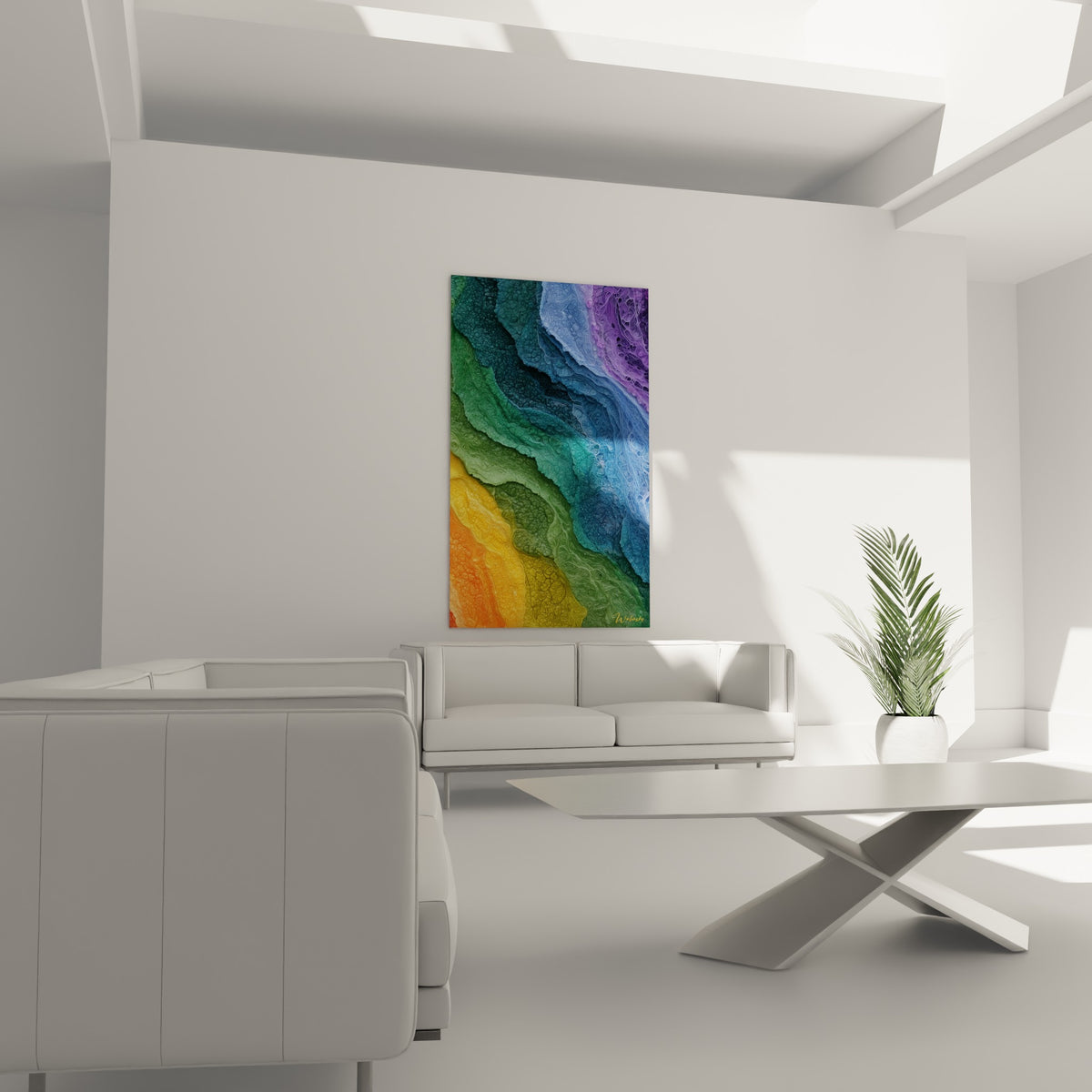 Strates vertes et violettes texturées de ce tableau multicolore abstrait au-dessus d'un canapé dans un salon lumineux