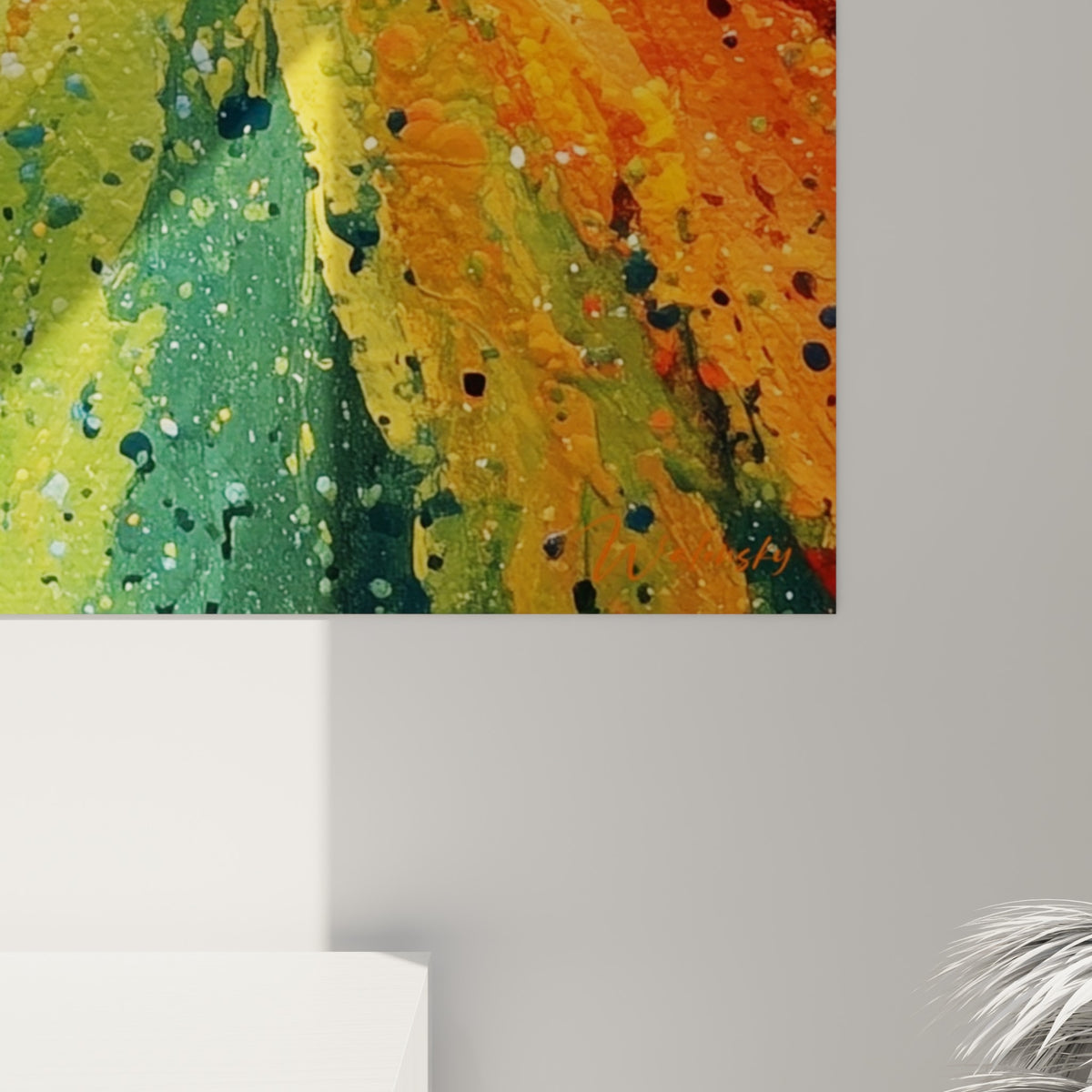 Détail de la matière picturale abstraite, coulures orange et éclaboussures noires sur fond blanc lumineux
