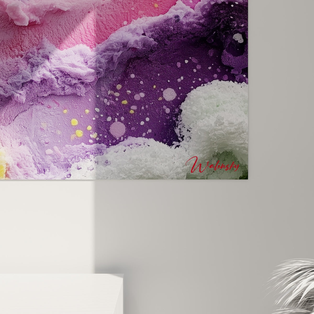 Empâtements épais et éclaboussures dorées entre le rose et le violet, grain visible de la matière crémeuse peinte