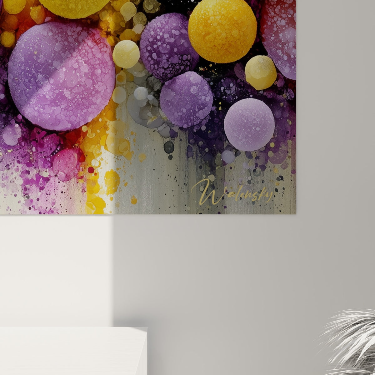Texture granuleuse des sphères violettes et dorées révélant le grain pigmenté du tableau multicolore abstrait