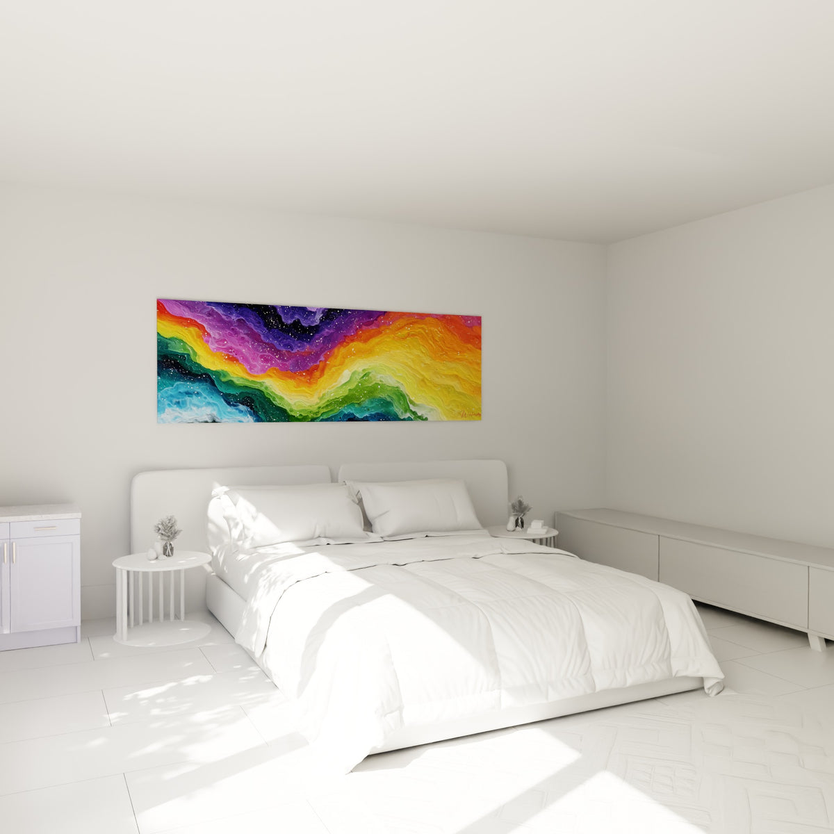 Vagues cosmiques violettes et turquoise composant ce tableau multicolore abstrait au-dessus d'un lit dans une chambre claire