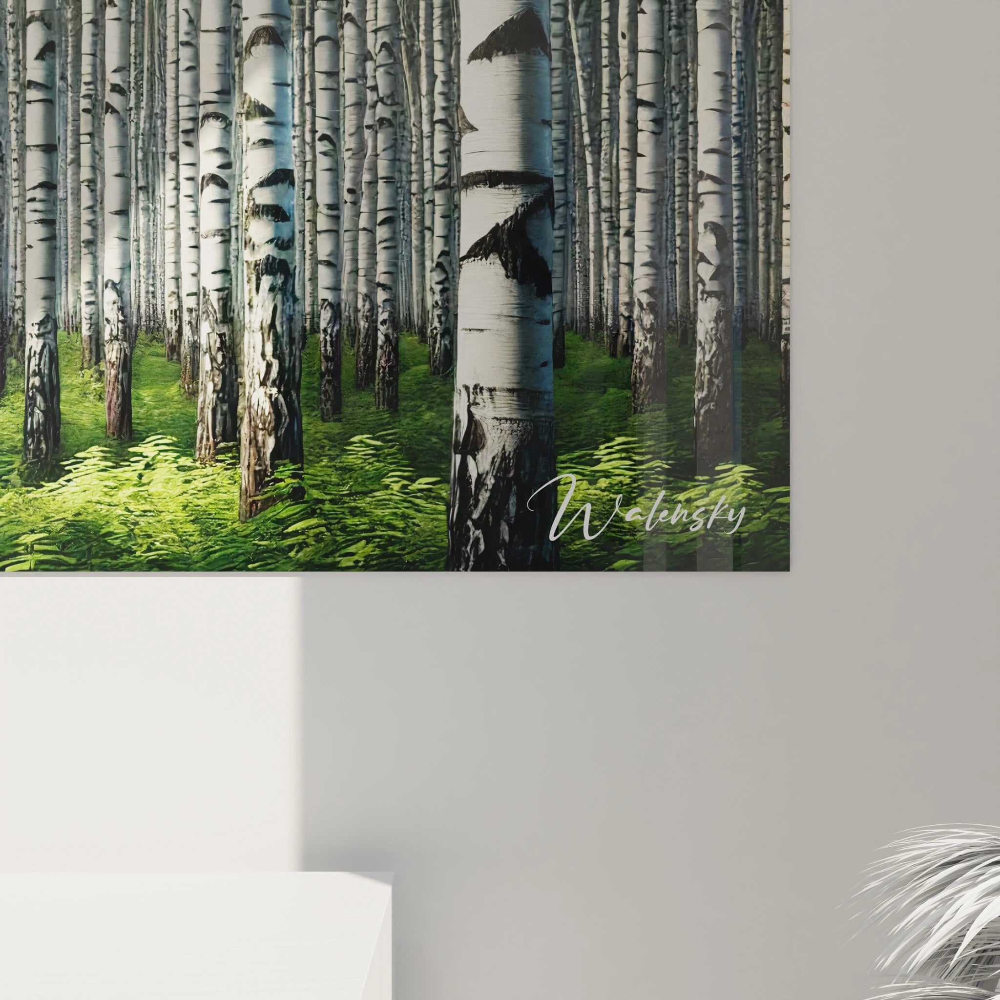 Gros plan tableau foret Plongez dans les details de l ecorce des bouleaux Une symetrie et un contraste saisissants entre noir et blanc offrant une immersion apaisante dans la nature