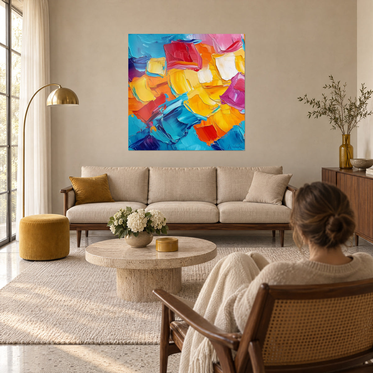 Tableau composition abstraite en aplats de bleu turquoise et jaune safran, empâtements rouges, au-dessus d'un canapé dans un salon lumineux