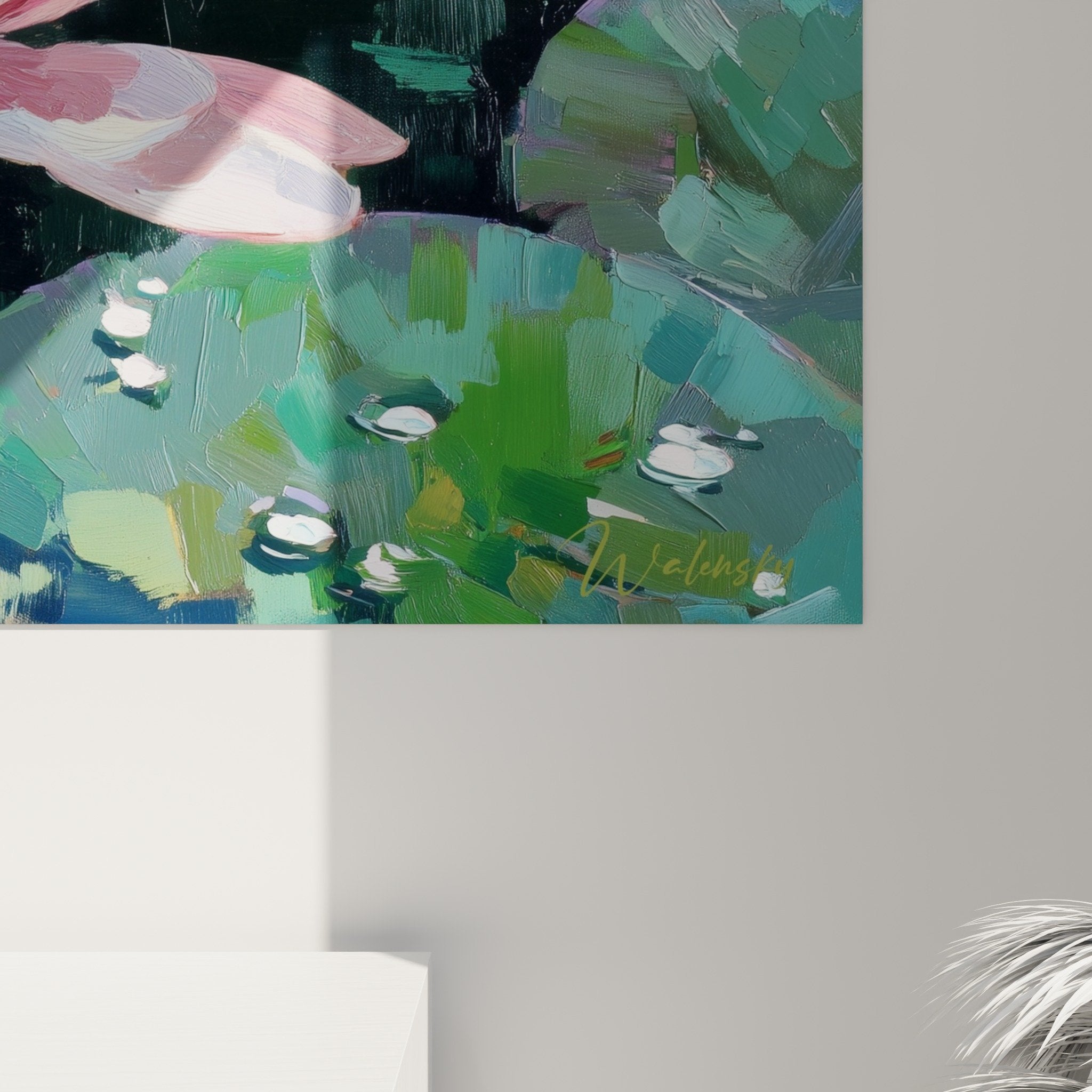 Tableau mural nénuphars dans salon moderne décoration zen reflets turquoise fleurs aquatiques