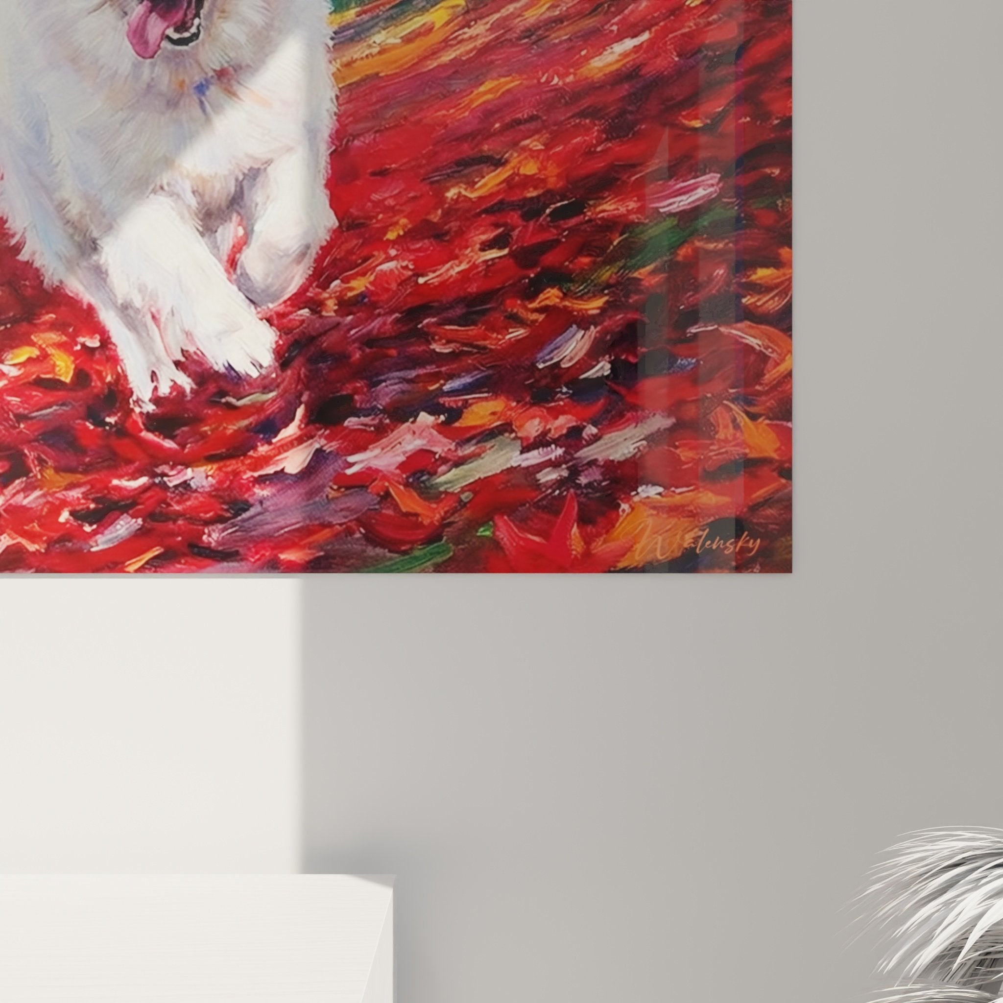 Vue d'ensemble du tableau Samoyede dans feuillage rouge présenté dans un intérieur contemporain