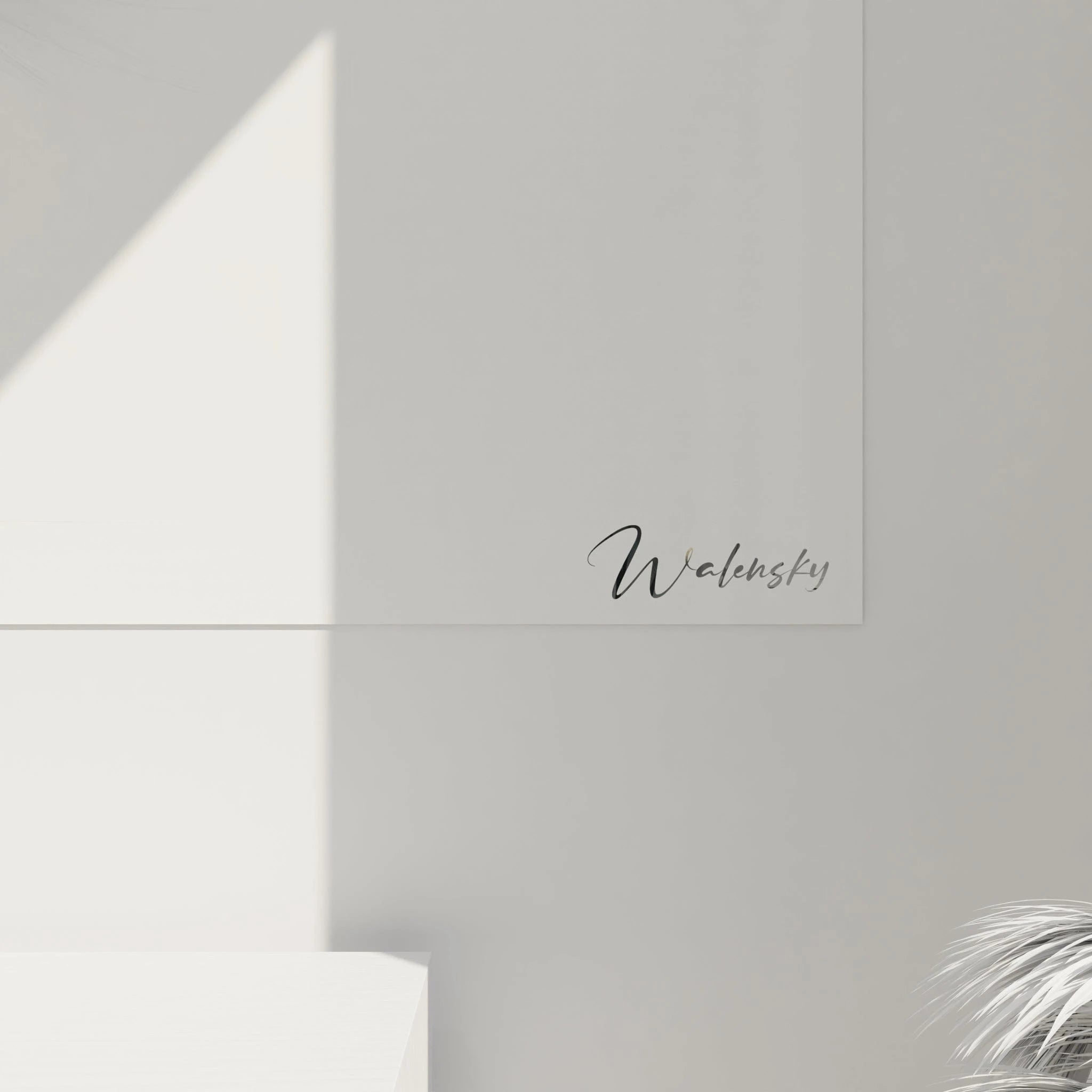 Tableau abstrait présentant la silhouette d'un arbre en monochrome. Contraste entre tronc noir bien défini et feuillage vaporeux rendu par nuages de points blancs. Technique mêlant lignes précises et effets de flou créant une impression de vent. Motif végétal isolé dans un espace vide blanc avec ombre discrète projetée à la base du tronc.