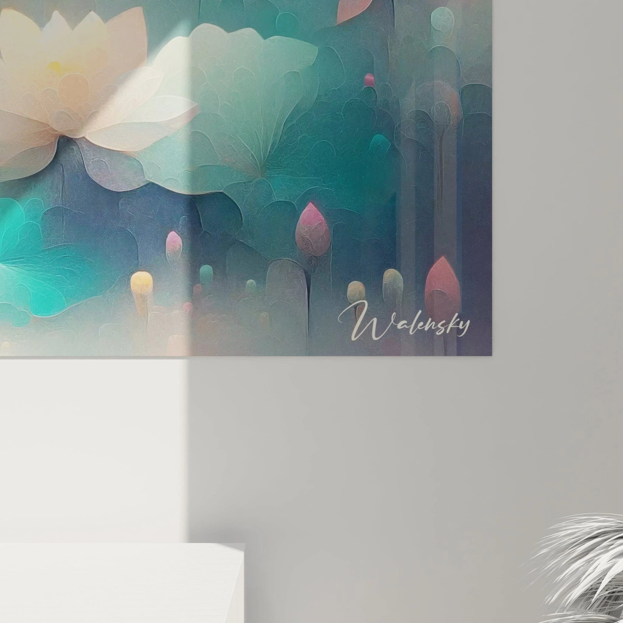 Un tableau abstrait composé de fleurs flottantes et feuillages stylisés, en tons doux de bleu turquoise, rose pâle et blanc cassé, avec une texture vaporeuse uniforme.