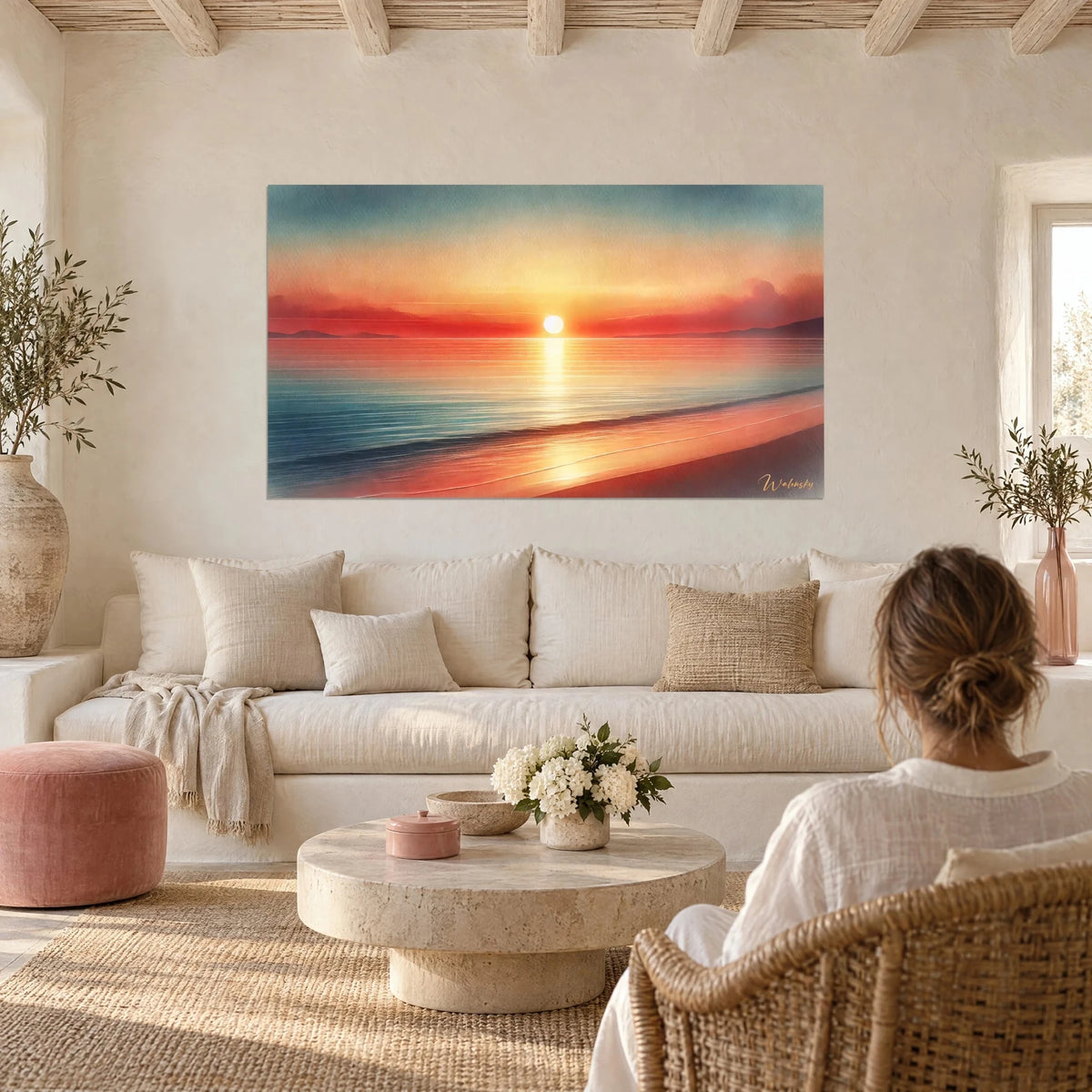 Tableau soleil blanc plongeant dans une mer corail et turquoise, reflet doré, au-dessus d'un canapé dans un salon lumineux