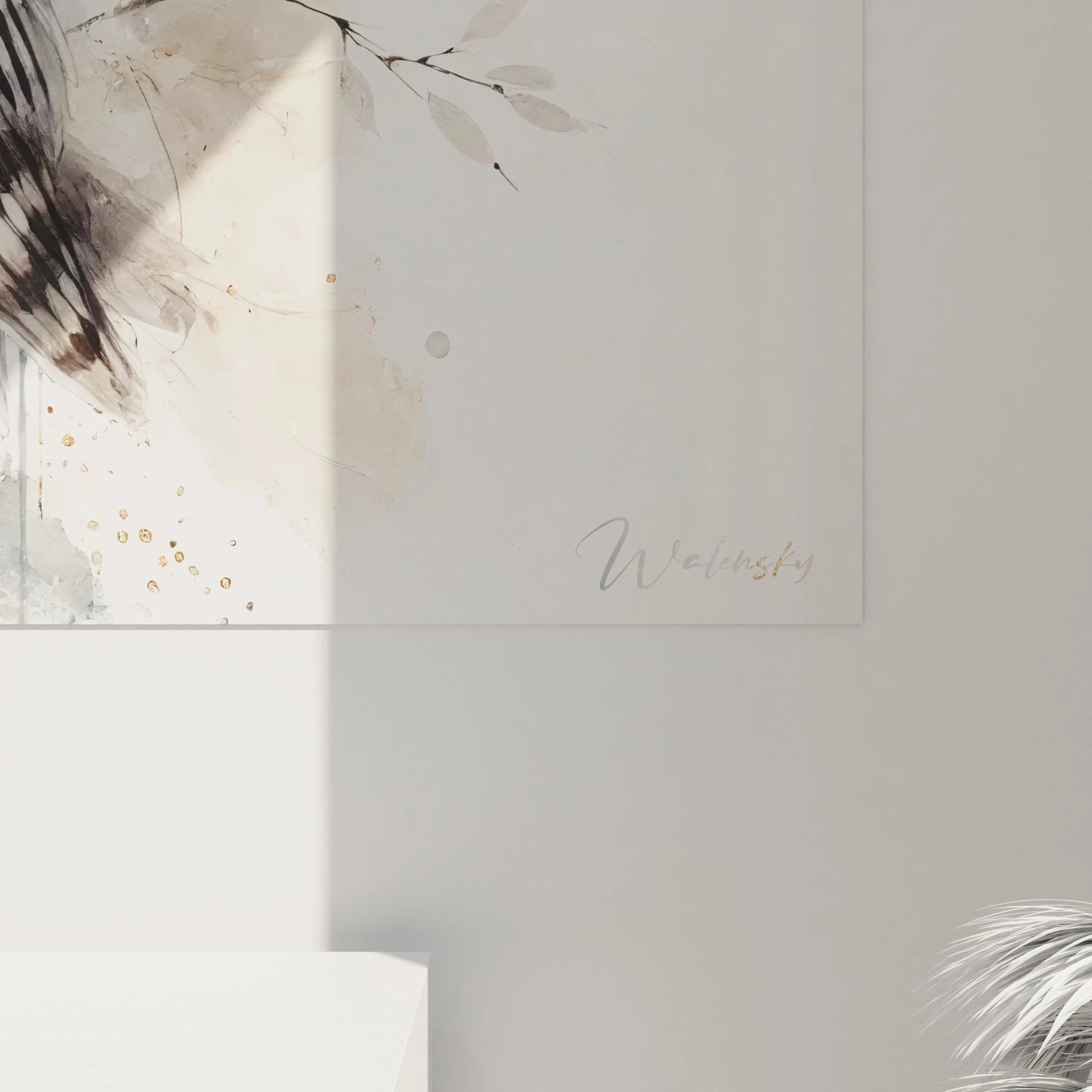 Vue de pres du tableau chouette: details du plumage, nuances de beige et d'or, touches oniriques. Un tableau apaisant qui inspire sagesse et tranquillite.