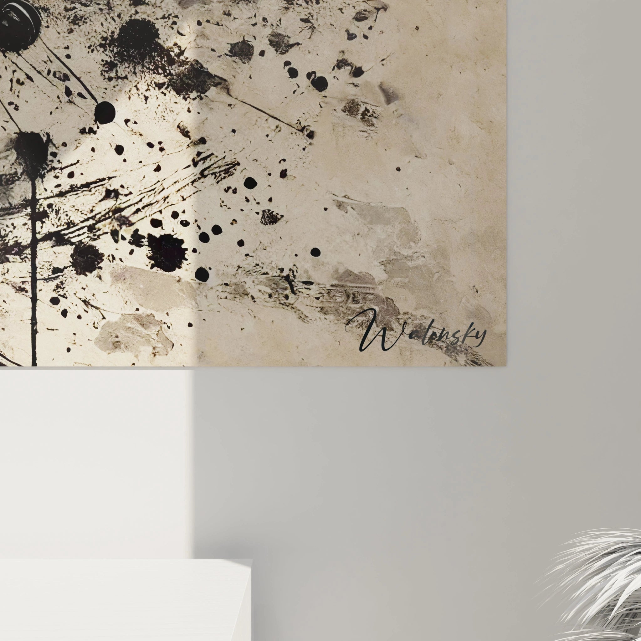 Gros plan sur un tableau abstrait montrant des projections noires et des textures évoquant des mélodies sonores.