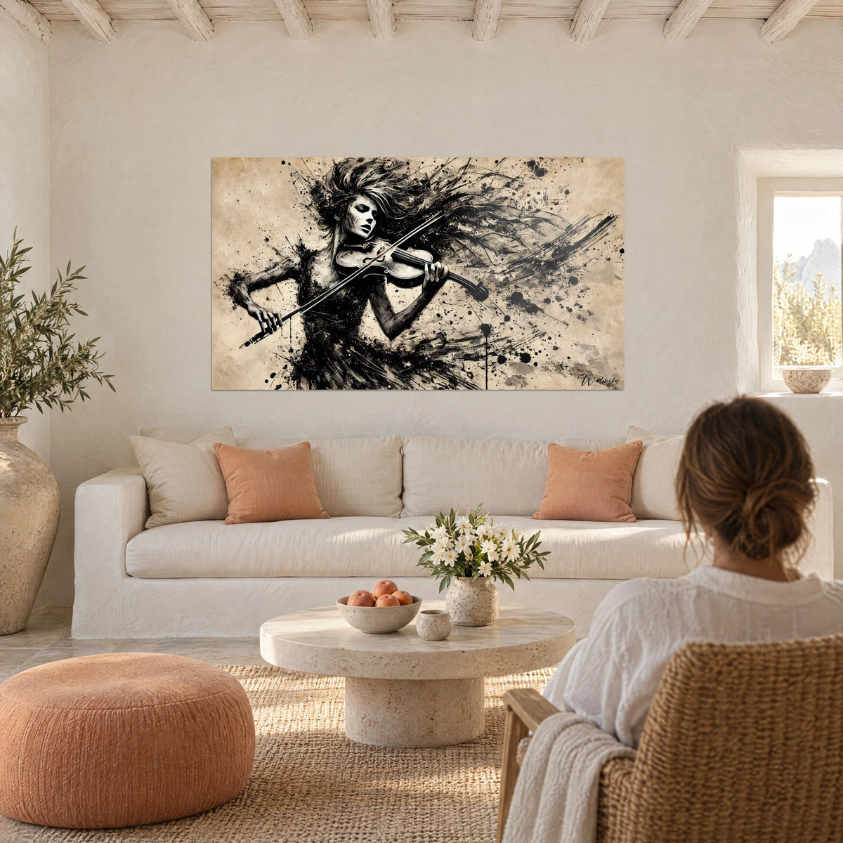 Quadro violinista con capelli scompigliati, inchiostro nero su fondo sabbia, sopra un divano in un soggiorno luminoso