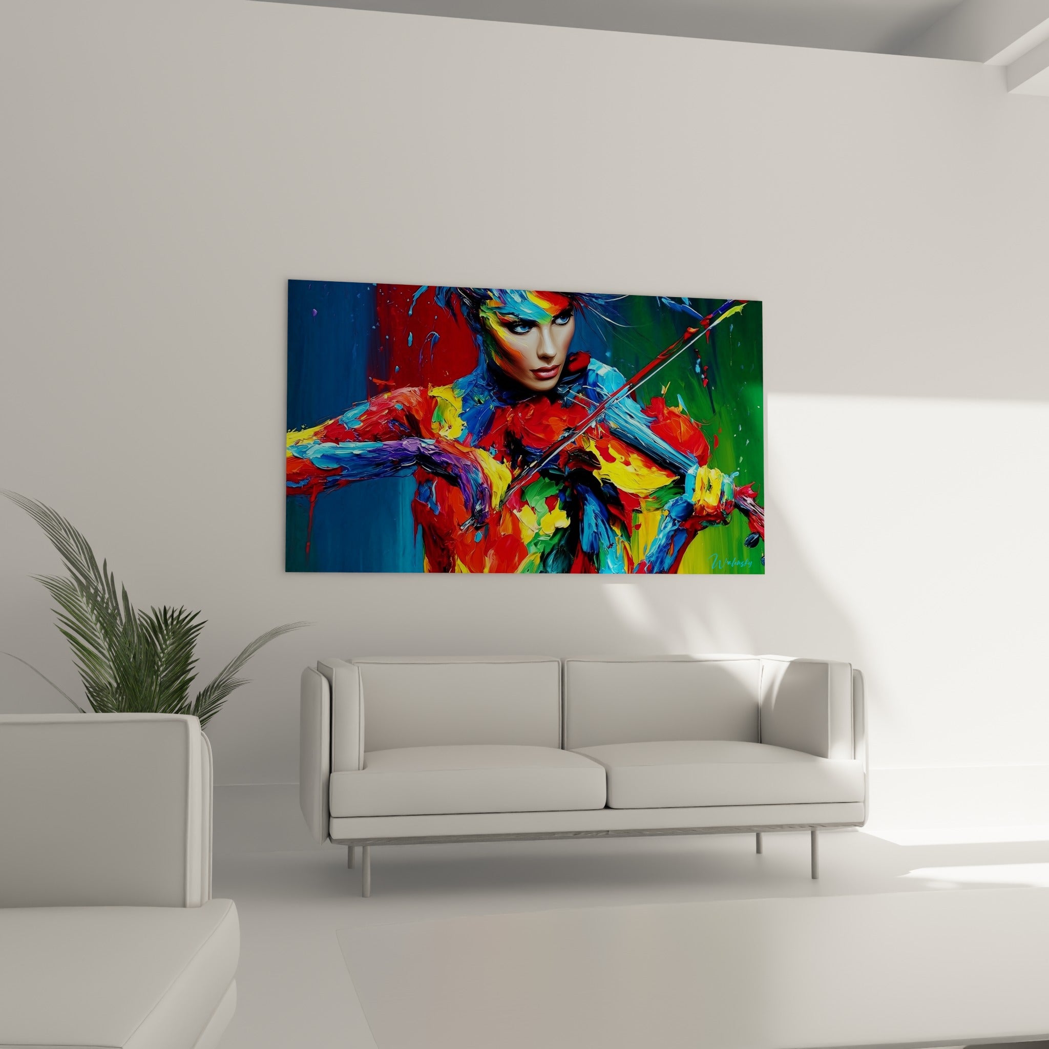Musicienne peinte en rouge, jaune et vert émeraude, archet en diagonale, au-dessus d'un canapé dans un salon lumineux