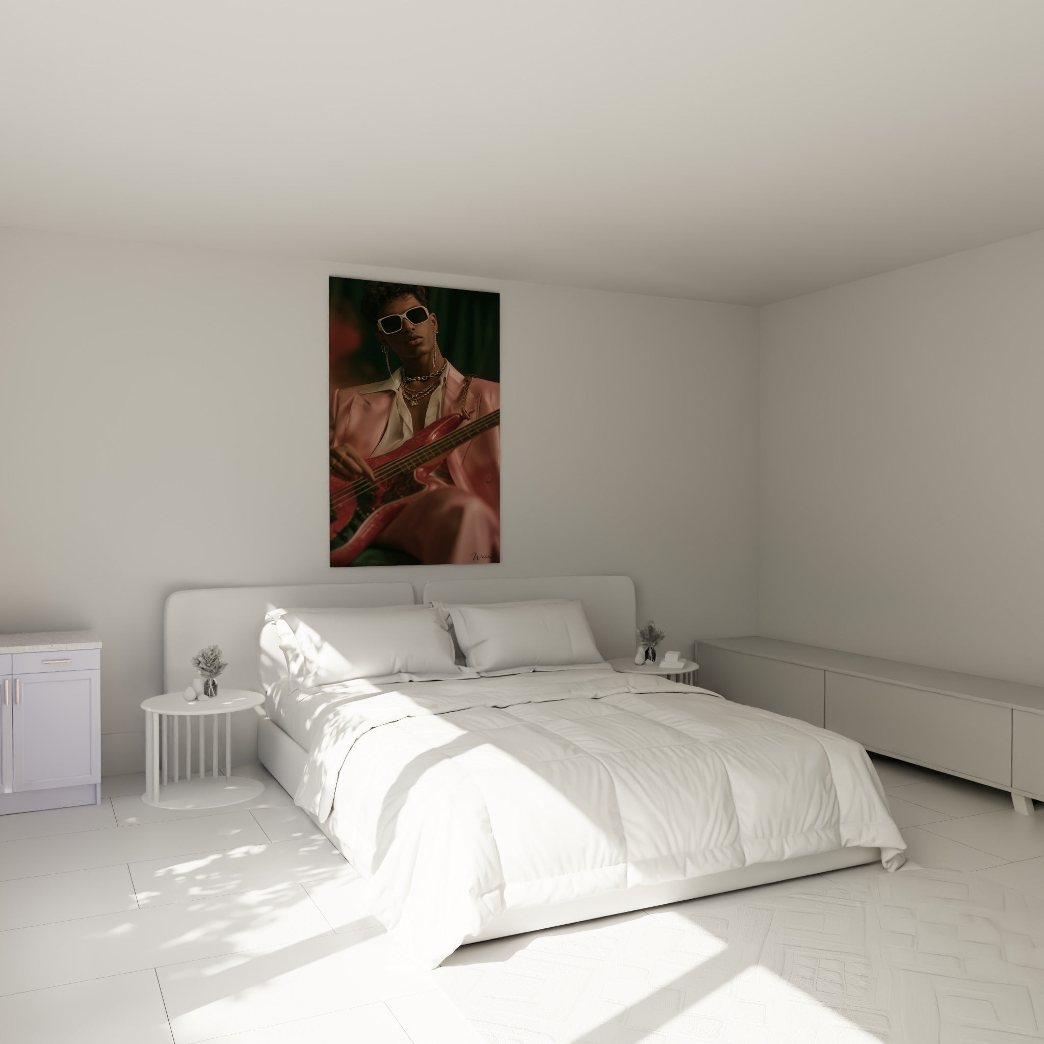 Jeune musicien aux chaînes dorées et costume rose, basse rouge éclatante, au-dessus d'un lit dans une chambre claire