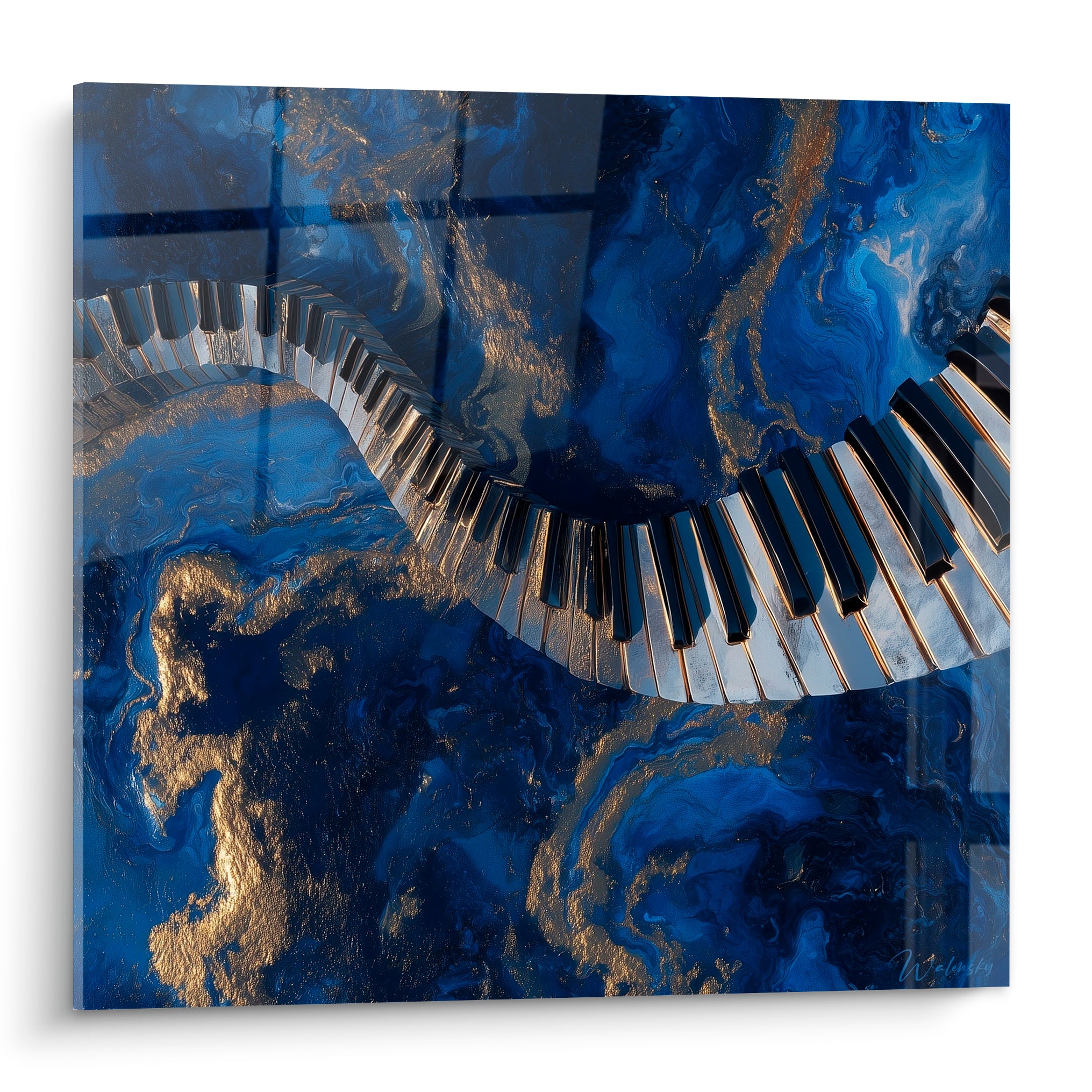 Clavier de piano ondulant en noir et blanc sur fond bleu marine marbré d'or, œuvre musicale abstraite