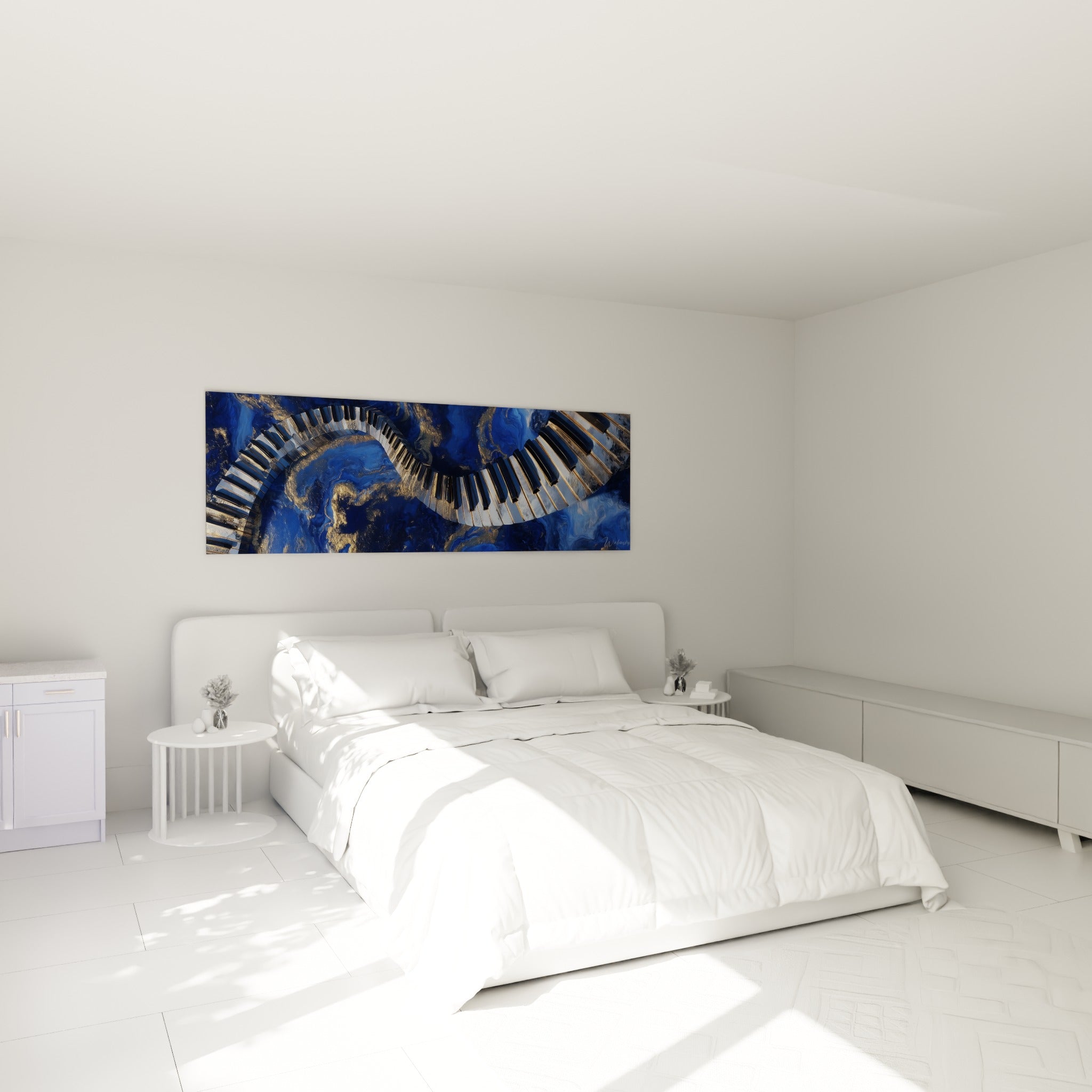 Touches de piano dorées et noires sinuant sur marbre bleu marine au-dessus d'un lit dans une chambre claire