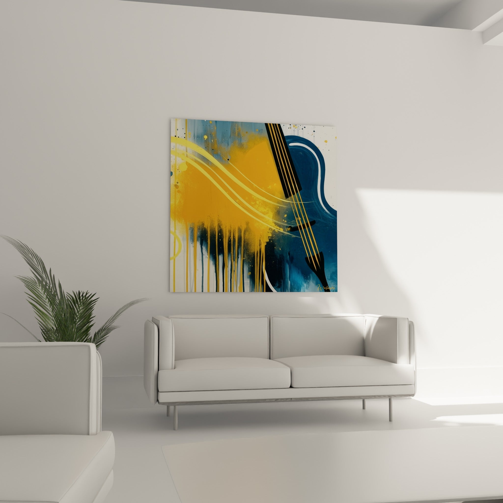 Manche de guitare noir et cordes dorées traversant un fond ocre au-dessus d'un canapé dans un salon lumineux
