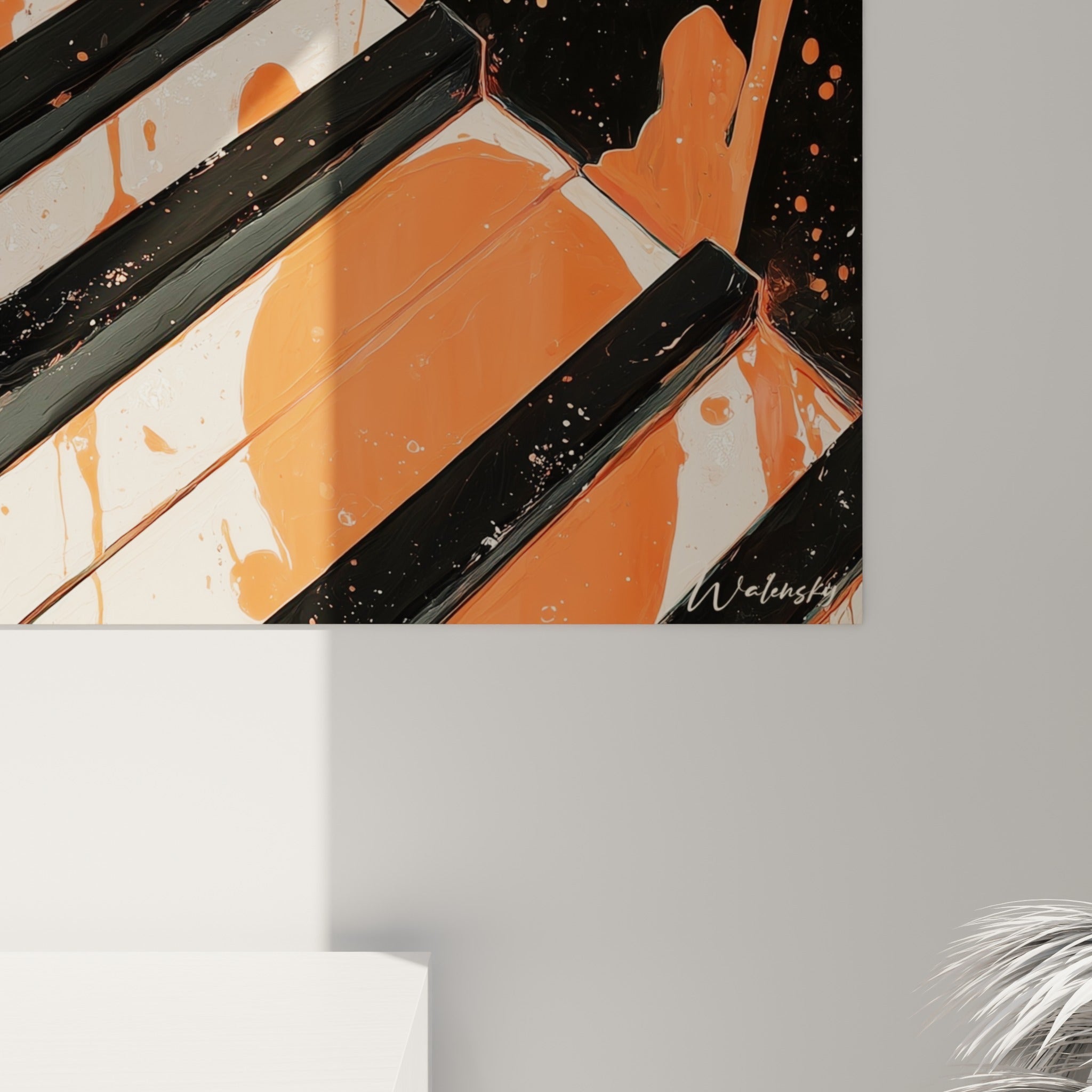 Coulures orangées et empâtements noirs se mêlant sur la toile, grain visible entre les touches peintes du piano