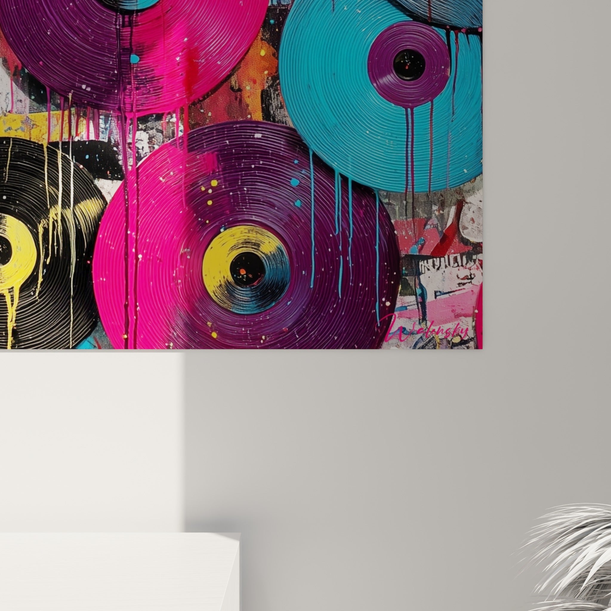 Empâtements de peinture rose et coulures blanches visibles sur les sillons gravés d'un vinyle noir