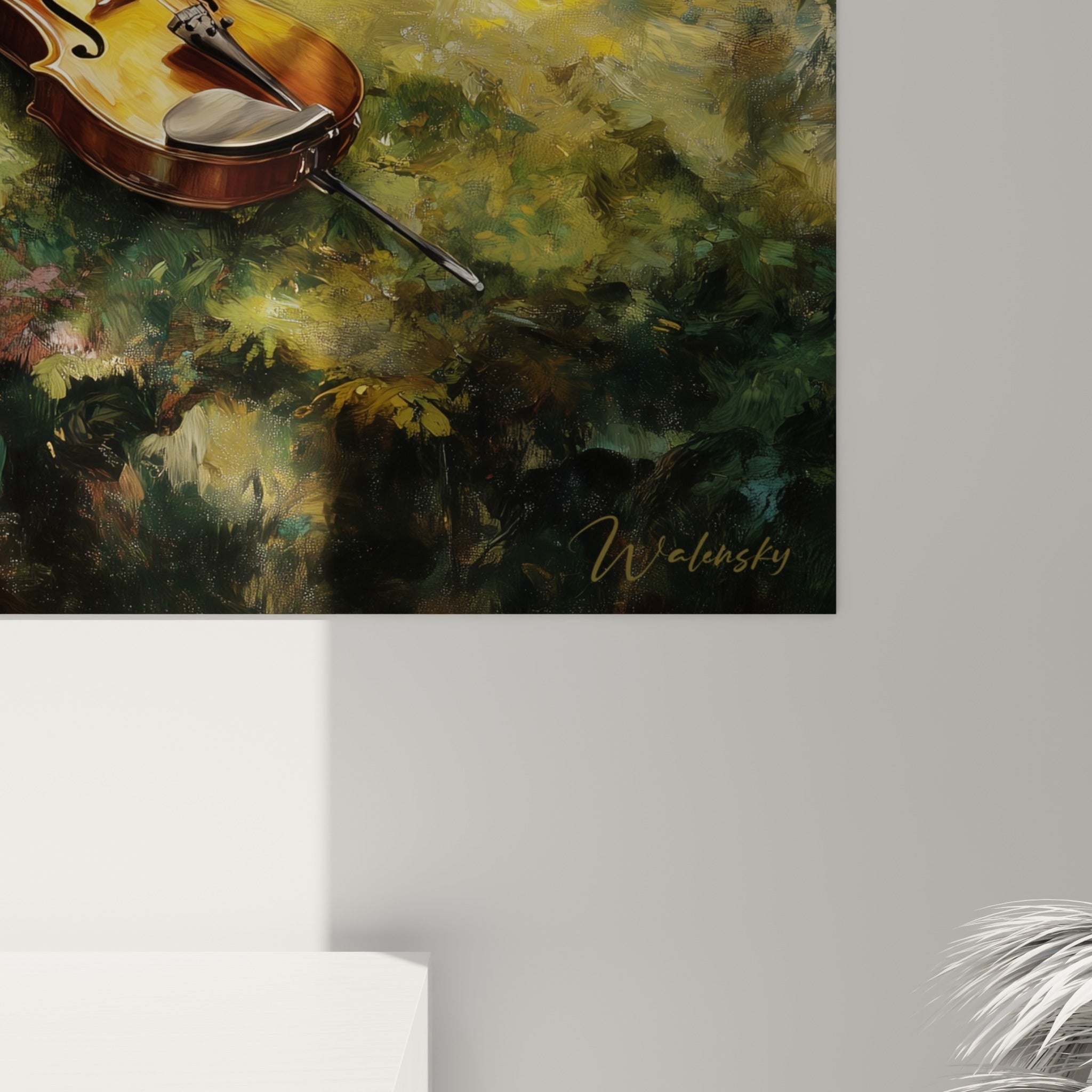 Détail des empâtements picturaux vert émeraude et ocre entourant les courbes brillantes du violon ambré