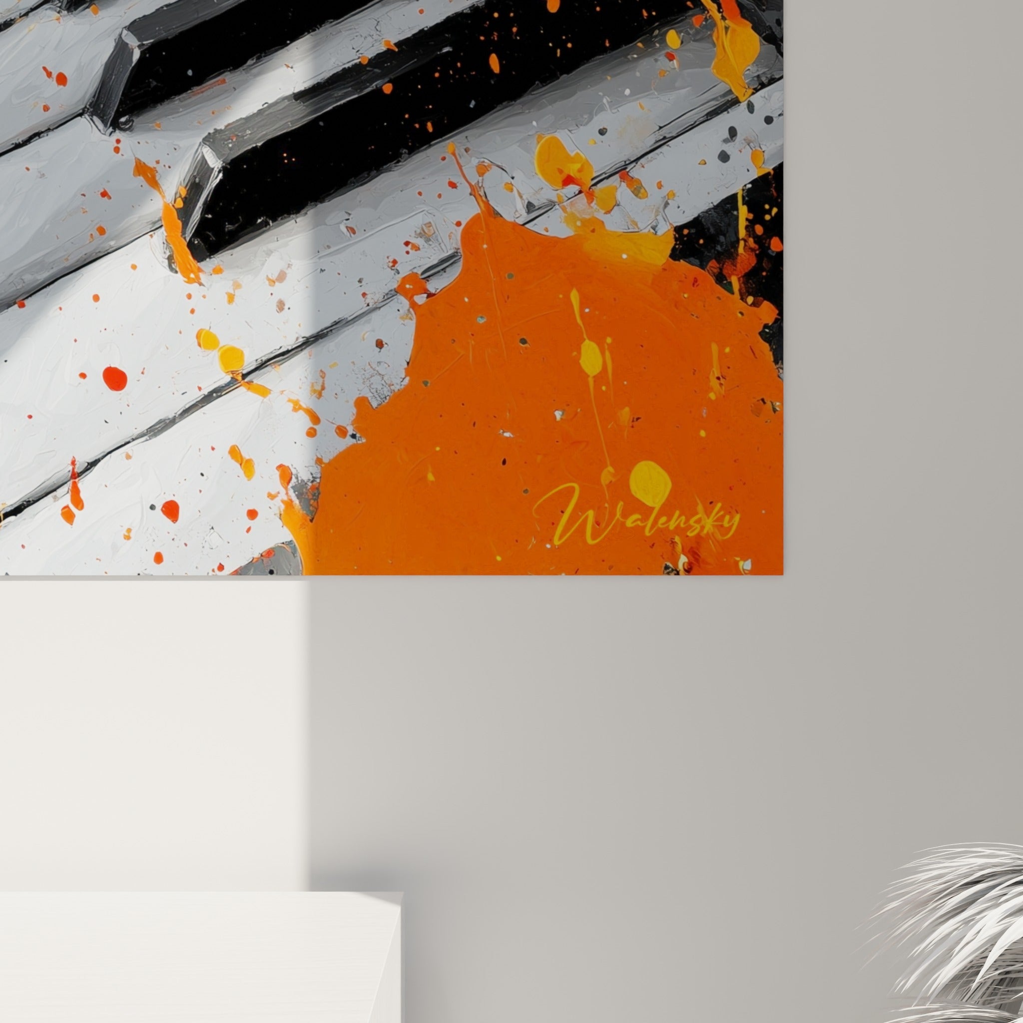 Empâtements orange et gouttes de peinture rouge visibles en détail sur les touches blanches du clavier accroché au mur